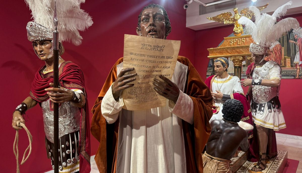 Imaginería secundaria del misterio de la Sentencia en la exposición.