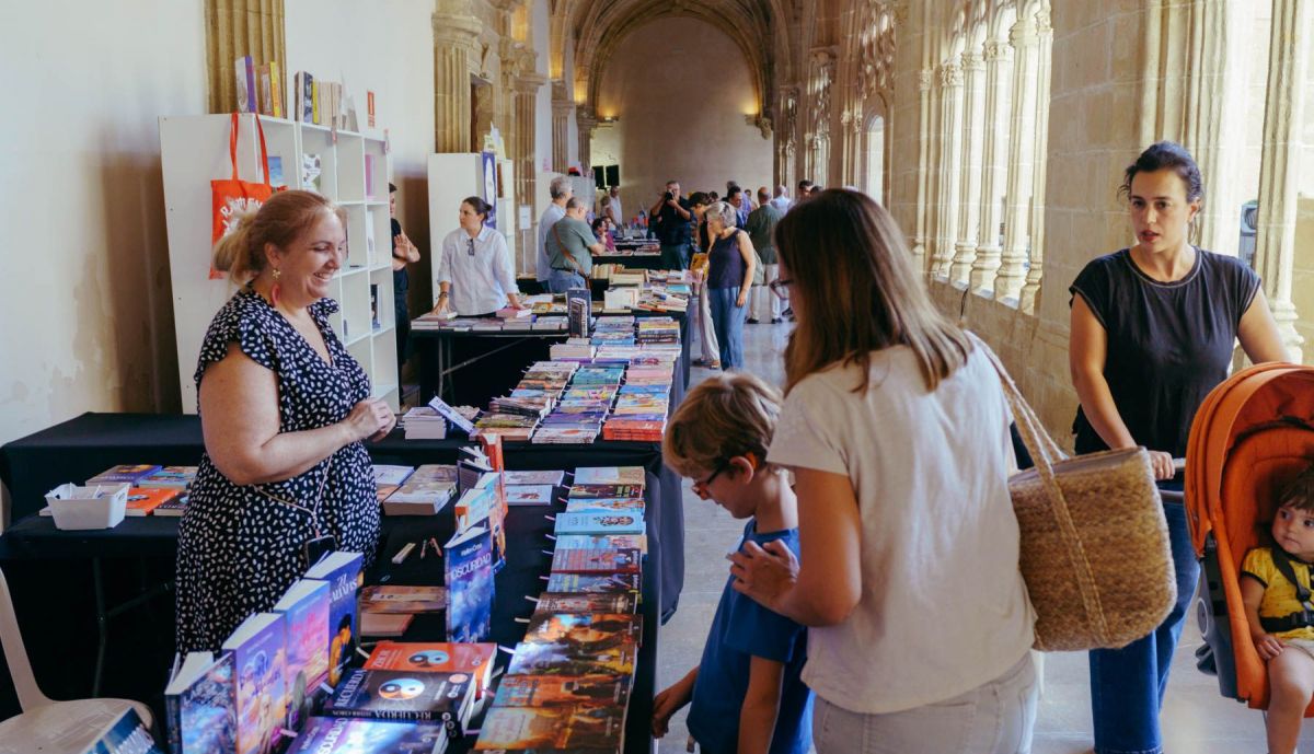 Primeros visitantes a la Feria del Libro.