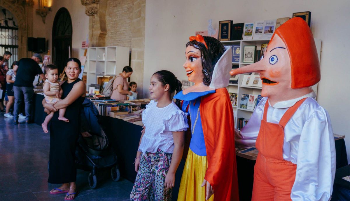 Personajes de animación en los Claustros de Santo Domingo.