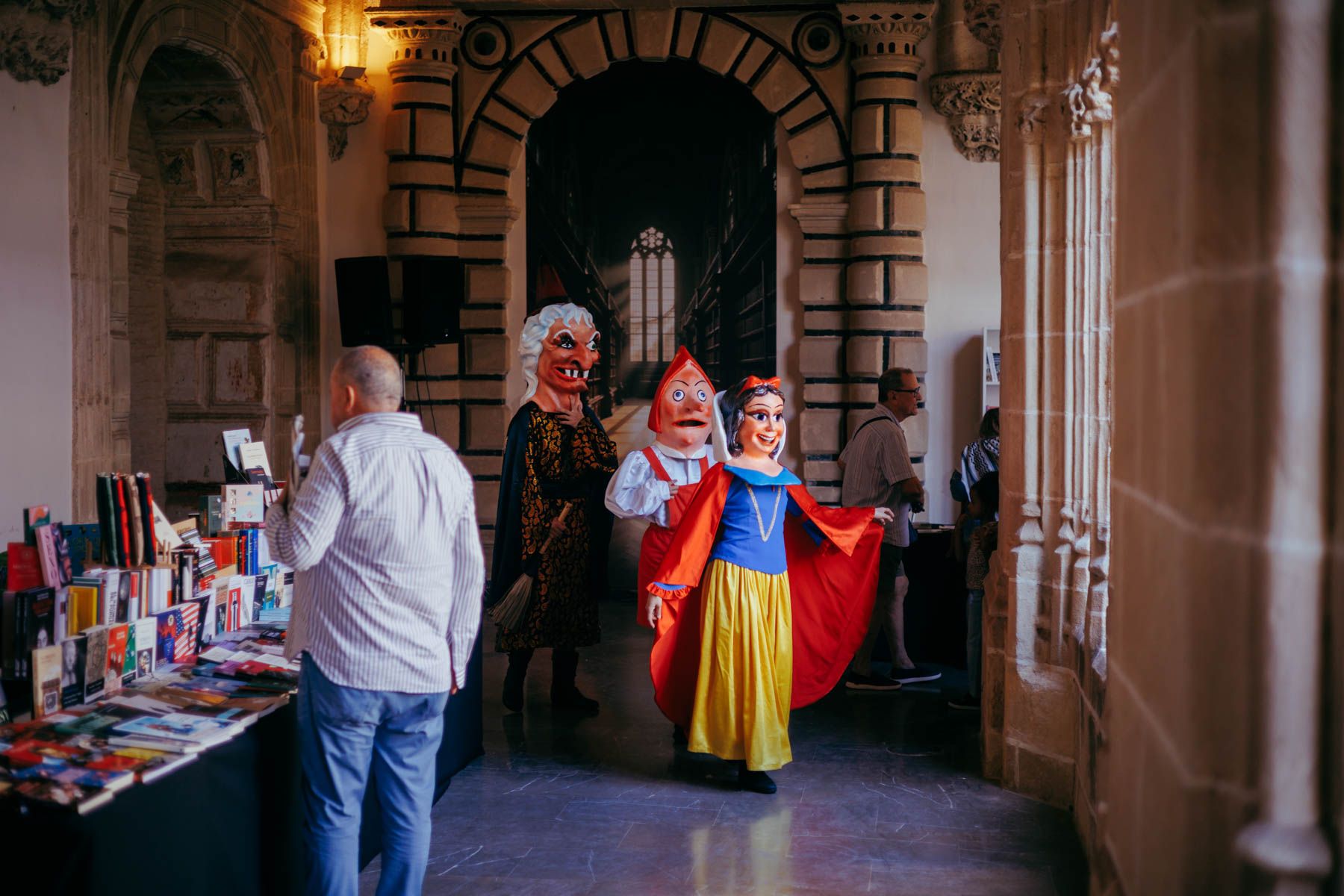 Personajes de animación en la Feria del Libro en Jerez.