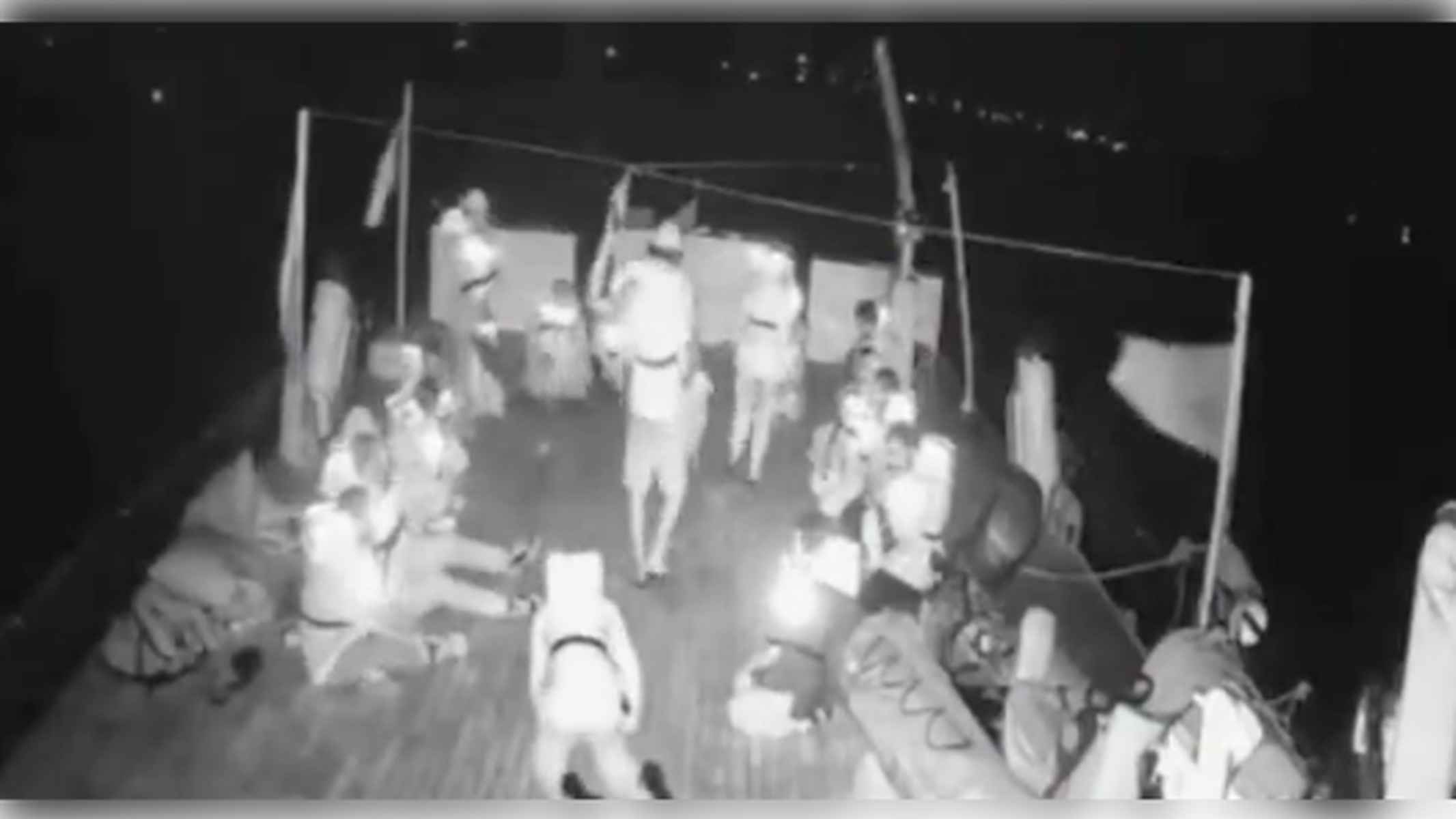 Integrantes de una de las embarcaciones de la flotilla. Integrantes de una de las embarcaciones de la flotilla.