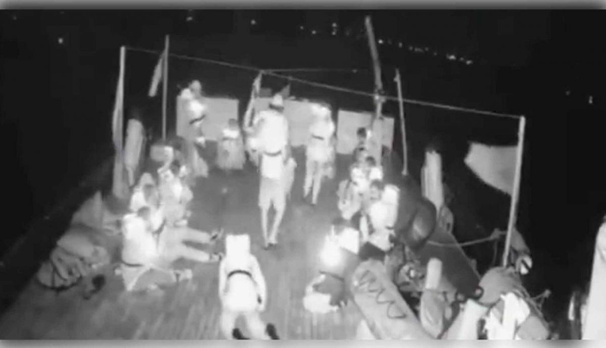 Integrantes de una de las embarcaciones de la flotilla.