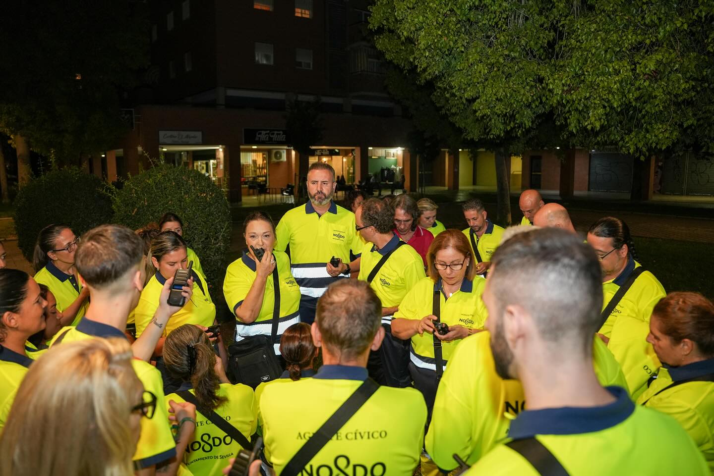 Los nuevos serenos en Sevilla, en la noche de este pasado miércoles, comenzando su turno de trabajo.