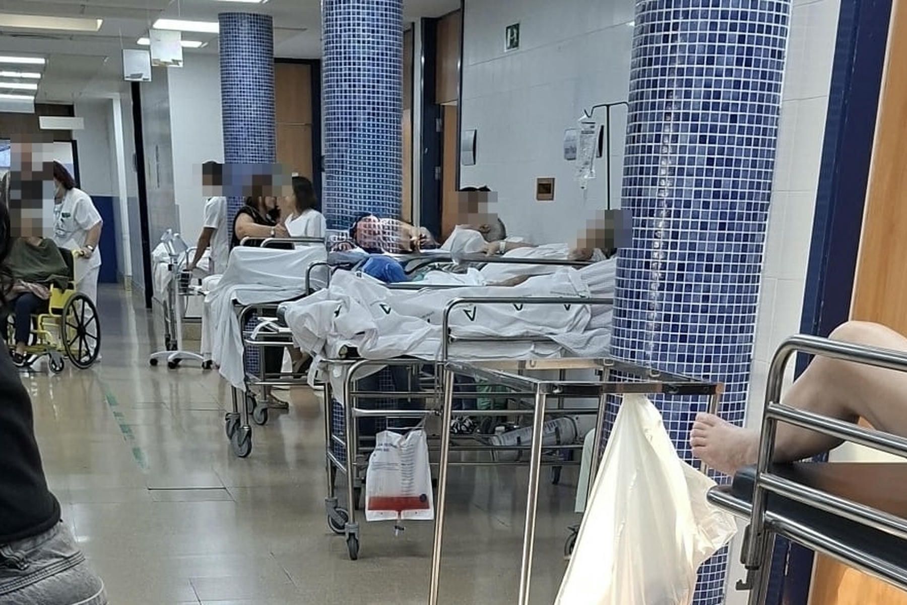 Pacientes hacinados por los pasillos en el Hospital de Valme, en una imagen de CSIF.