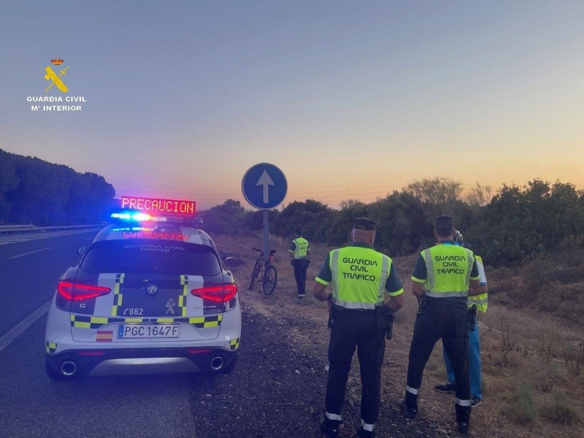 Momento de la detención del ciclista por beber alcohol.