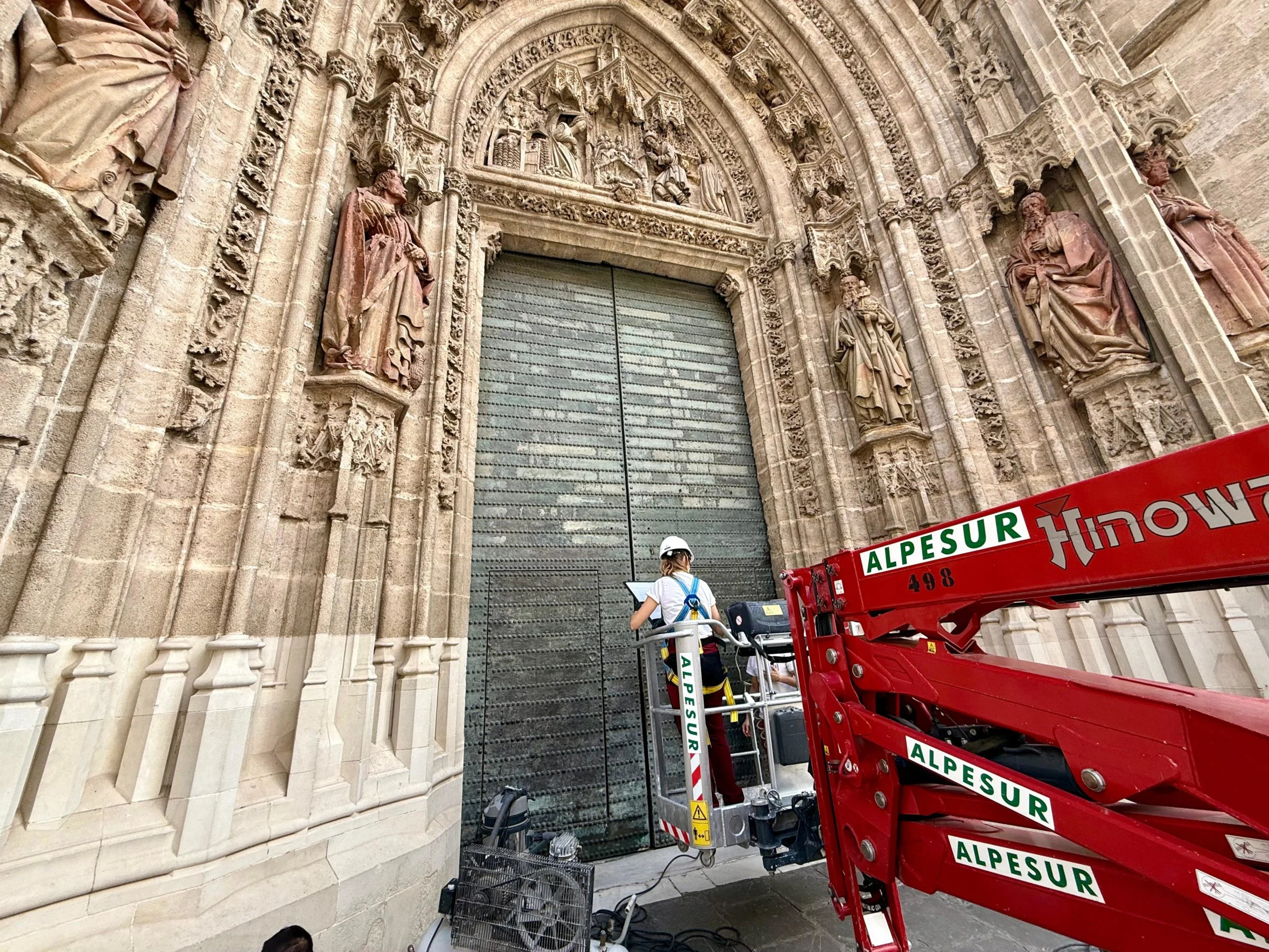 Trabajos que se llevan a cabo estos días en una de las portadas de la Catedral.