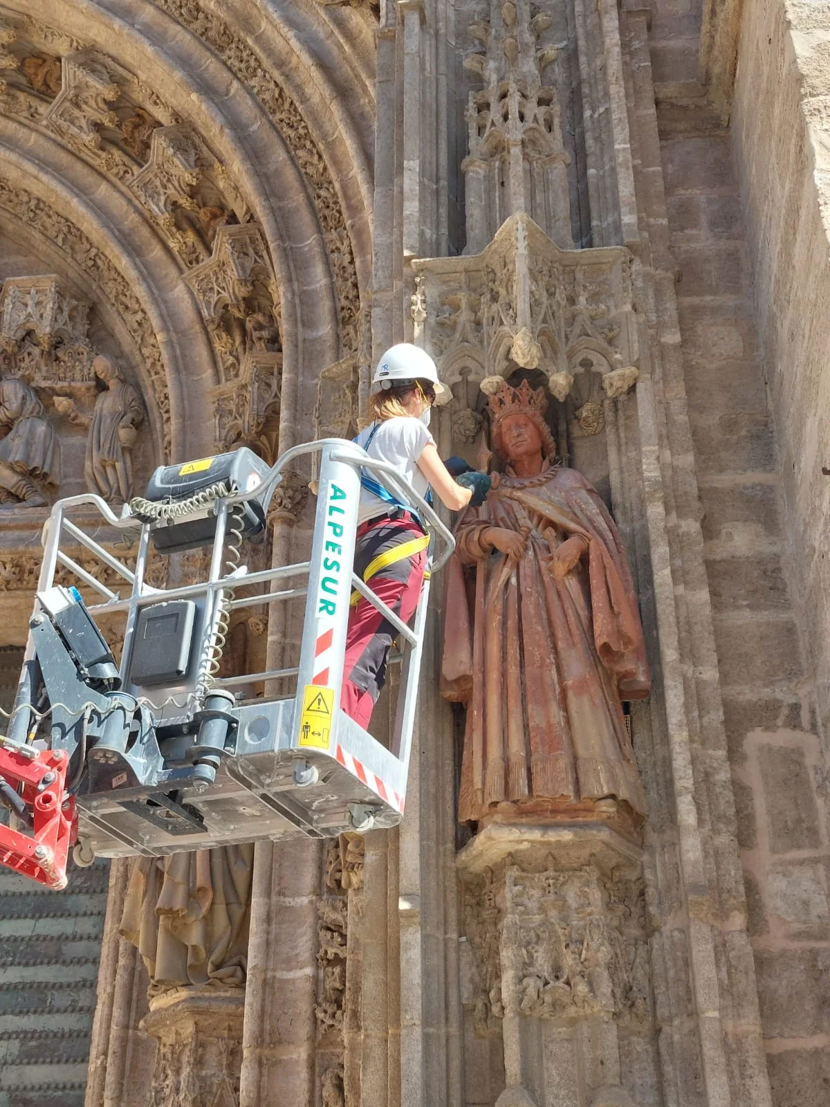 Un restaurador inspeccionado una de las esculturas.