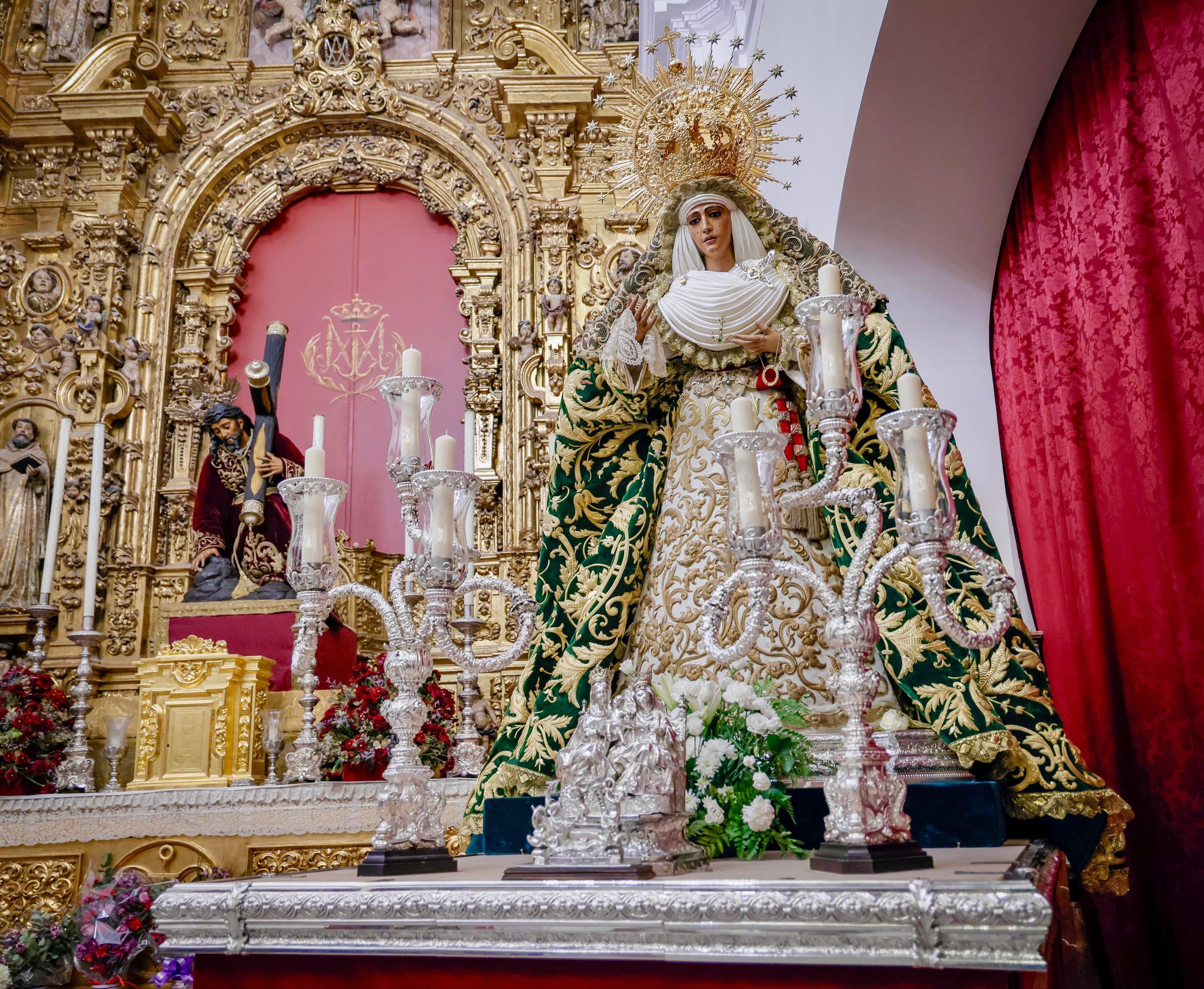 La Esperanza en el paso de traslado en la capilla de los Marineros. 