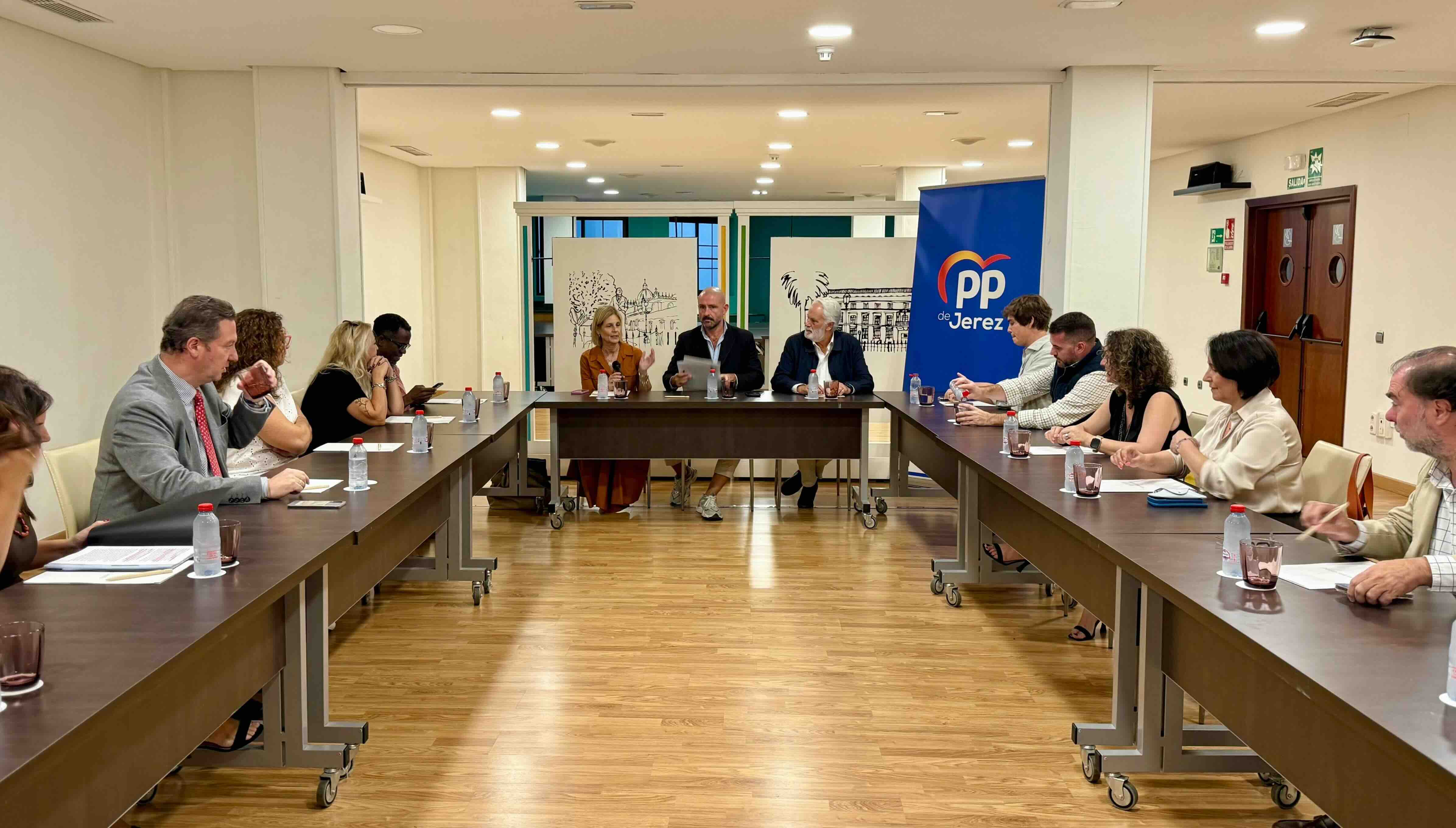 Un momento de la reunión del diputado popular Jaime de los Santos, acompañado de la alcaldesa María José García-Pelayo, junto a miembros de la comunidad educativa local.