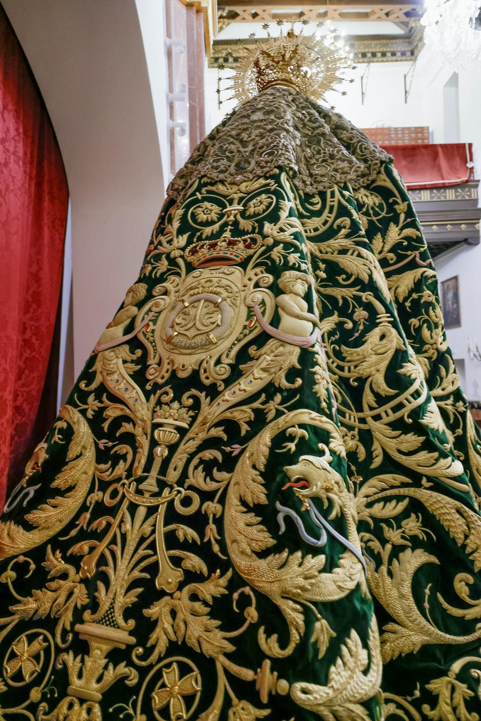 Así le queda el manto de la 'misión' a la Esperanza. 