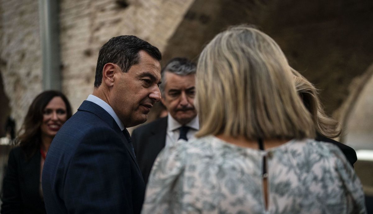 Juanma Moreno junto a la consejera este miércoles.