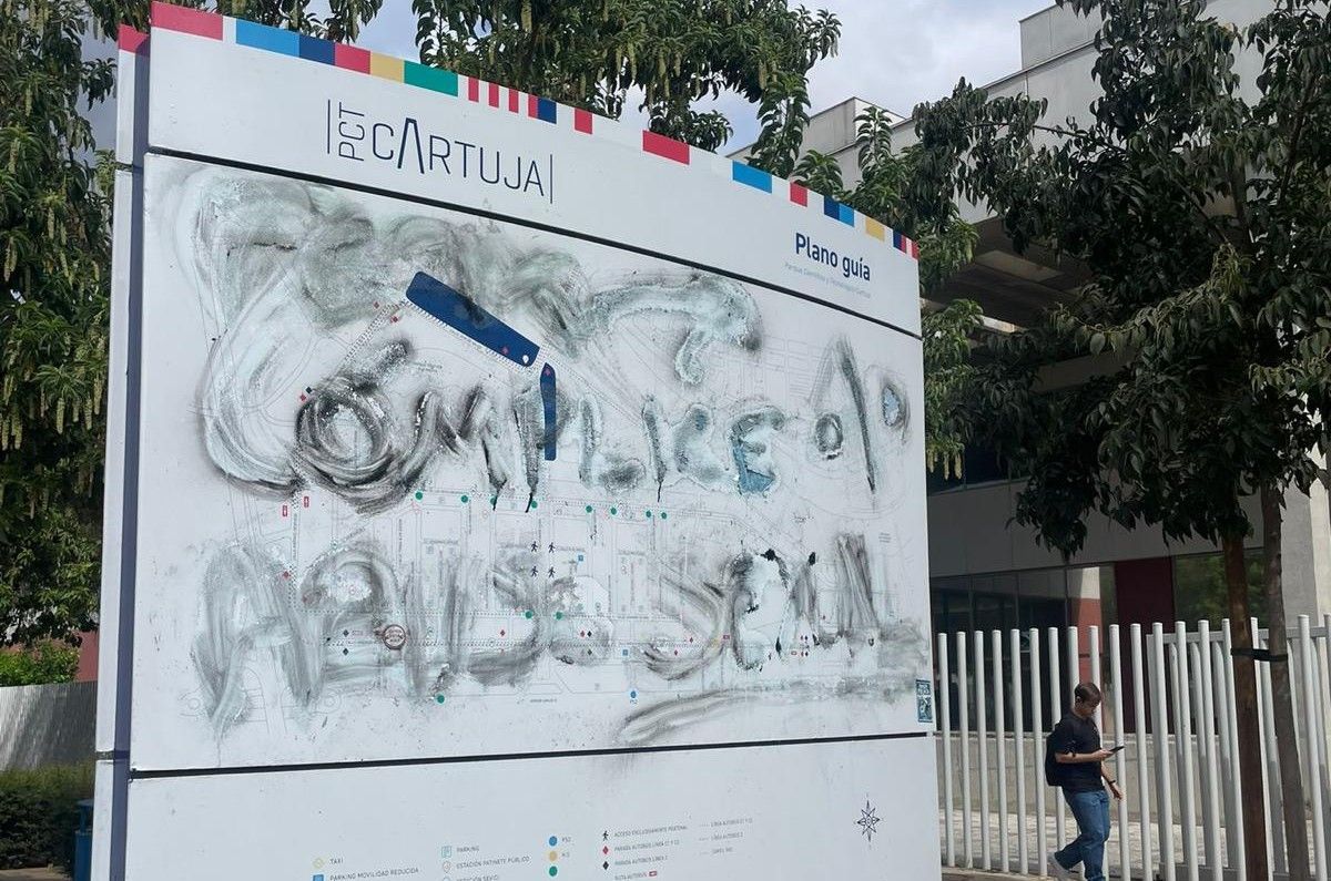Una de las pintadas de la FCOM.