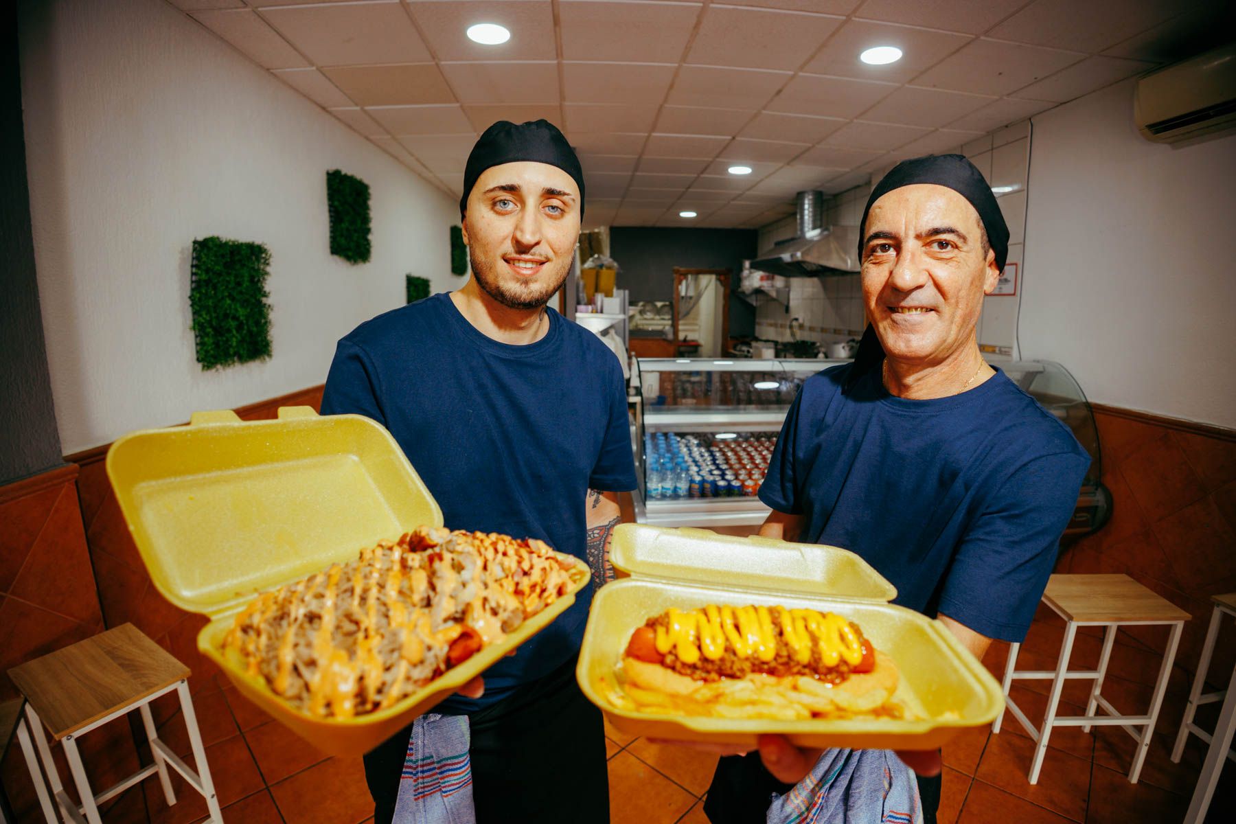 Los dueños de SalchiLokura, en su nuevo establecimiento de Jerez.