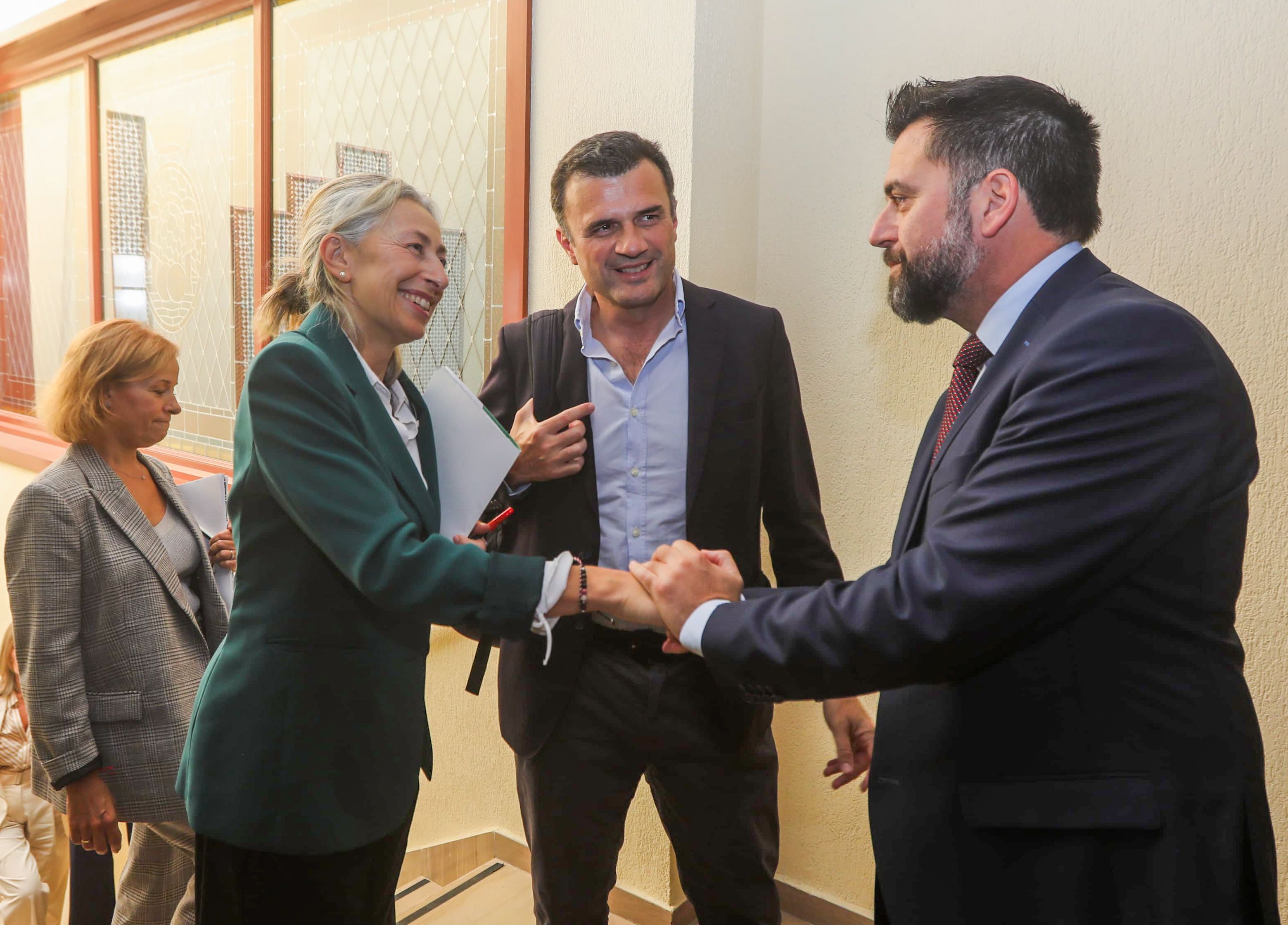 Consejera, alcalde y responsable de Zona Franca se saludan en la sede del Consorcio.