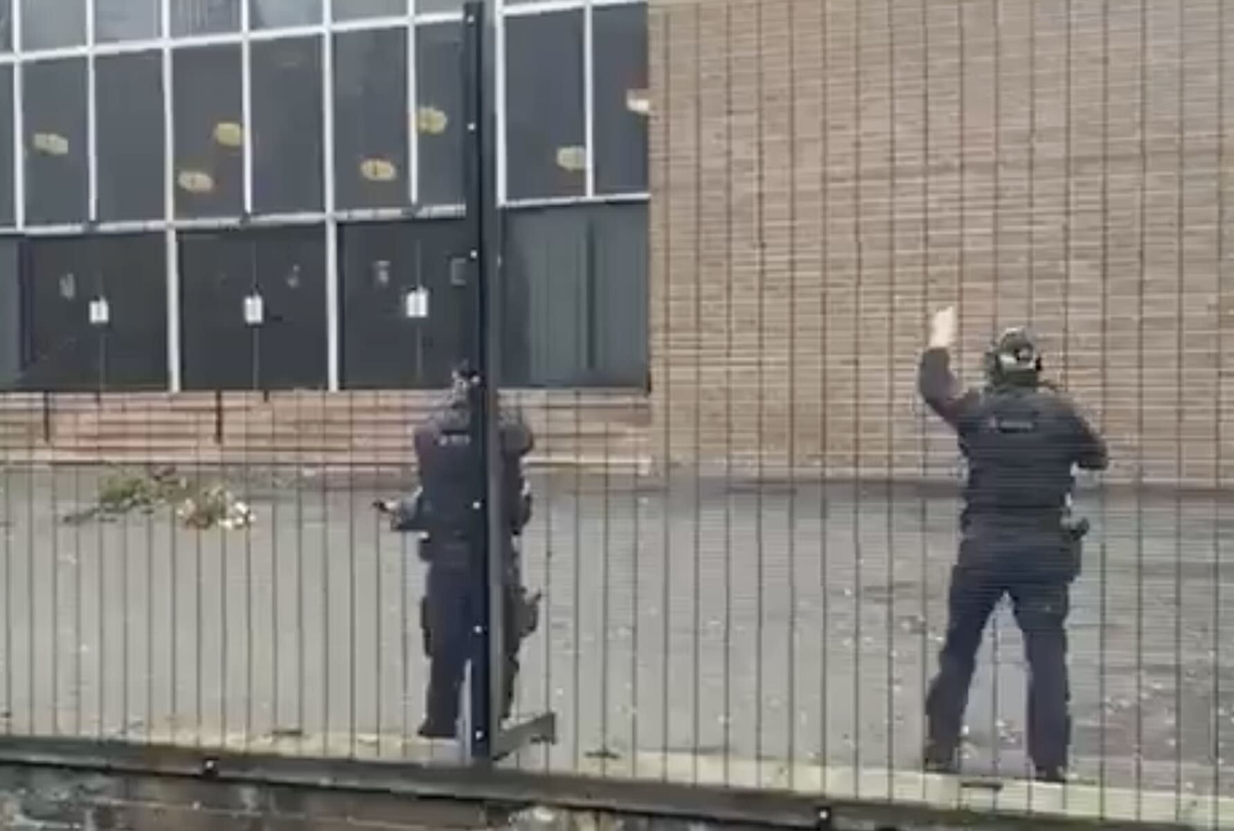 La Policía de Mánchester tras abatir al terrorista ante la sinagoga. La Policía de Mánchester tras abatir al terrorista ante la sinagoga.