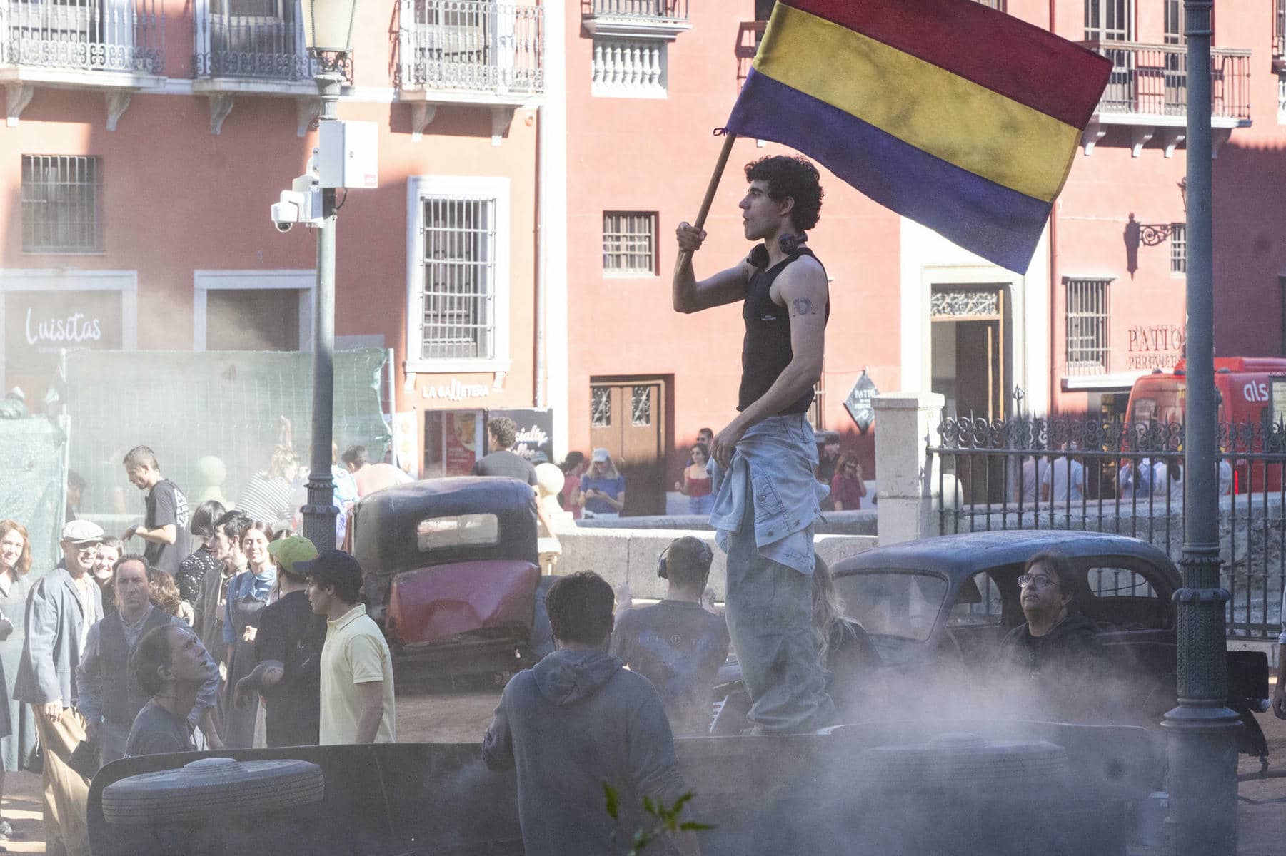 Los Javis, dan explicaciones en la céntrica Plaza Nueva de Granada.