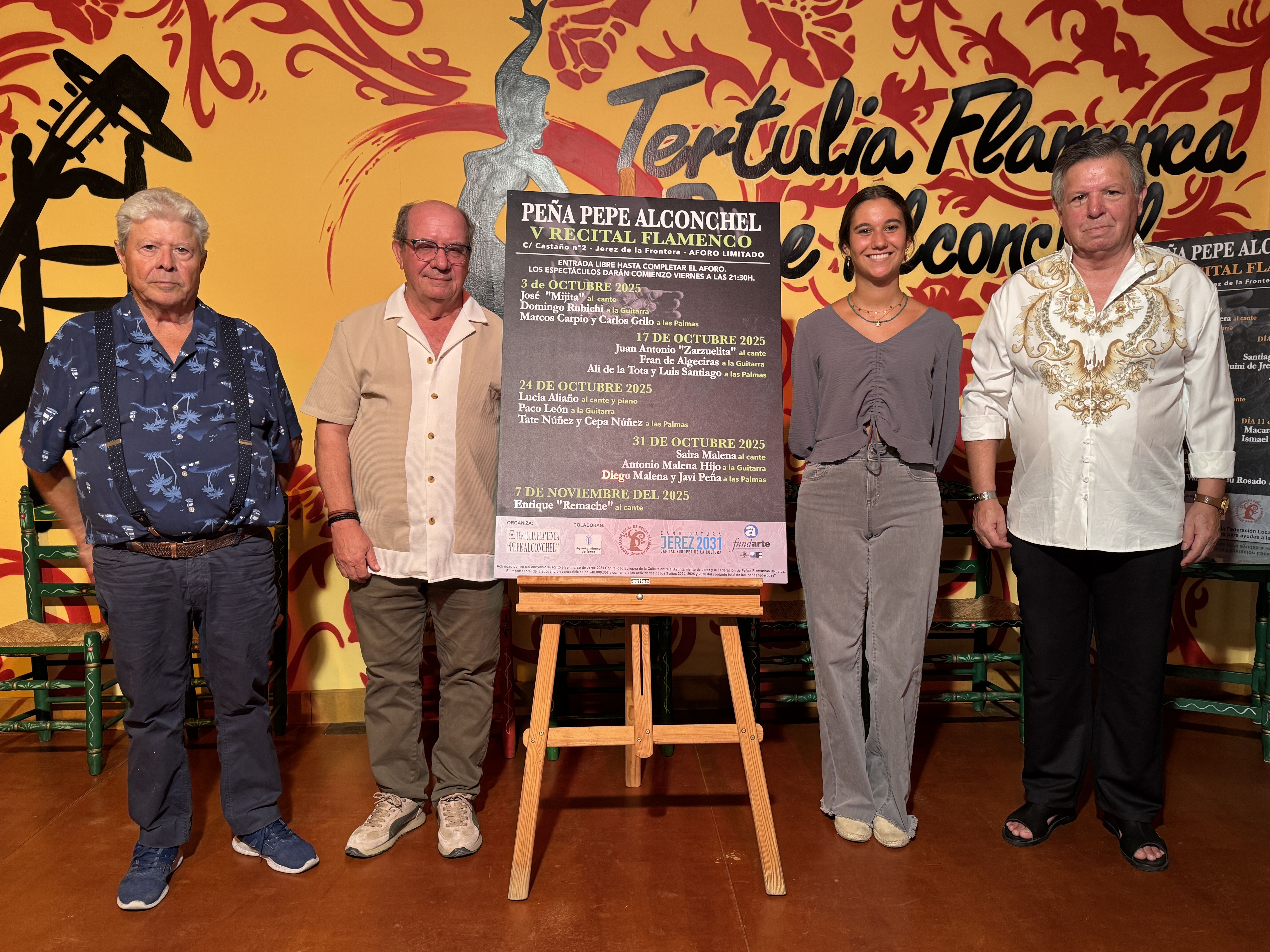 Foto de familia tras la presentación de ciclo de recitales de cante flamenco de la Tertulia Pepe Alconchel en Jerez.