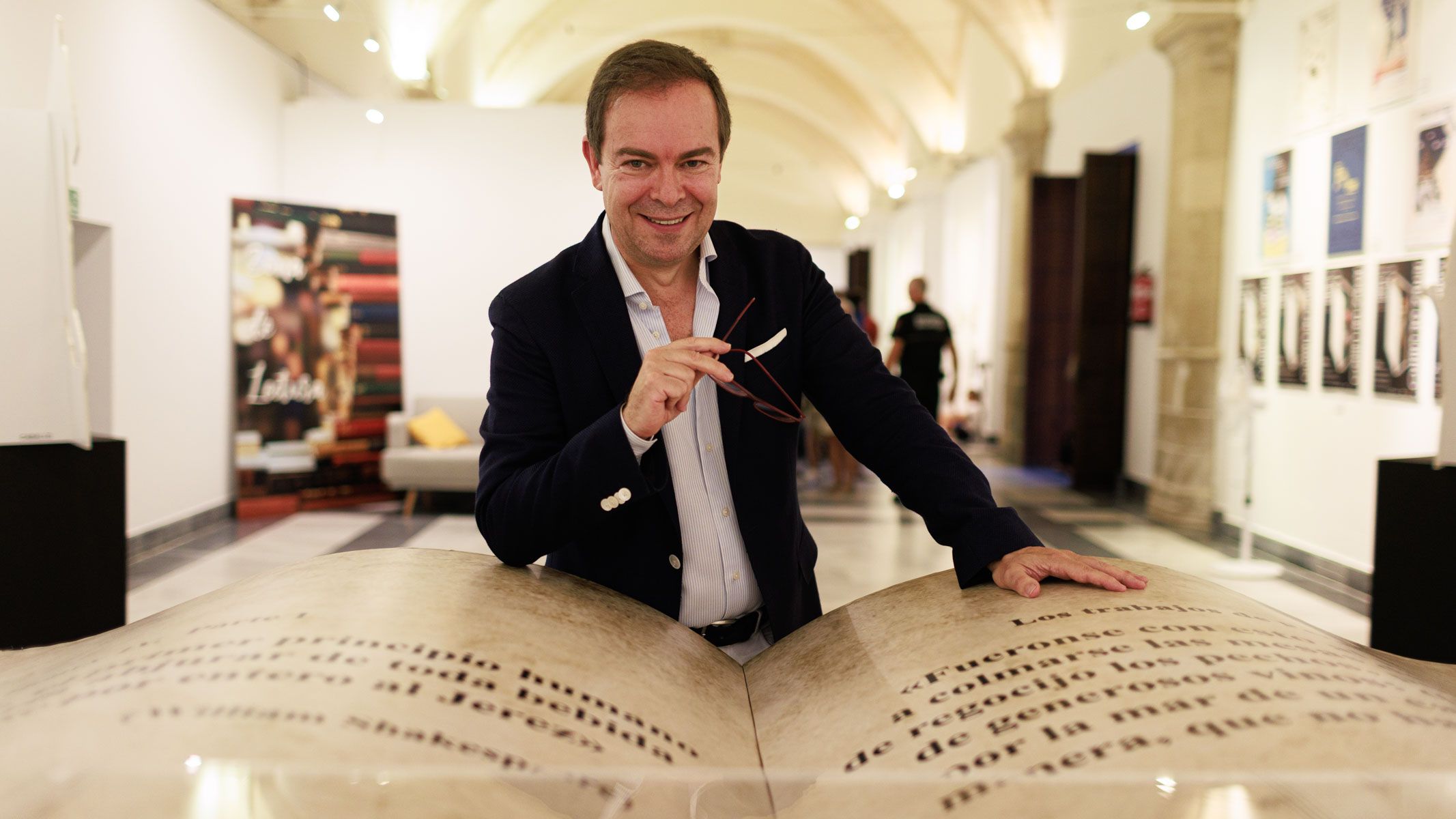 Javier Sierra, posando en la Feria del Libro de Jerez tras su presentación.