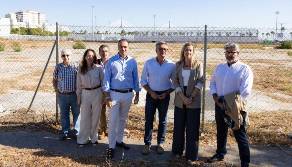Gavira, tercero por la derecha, junto a dirigentes andaluces de Vox ante el solar del futuro hospital.