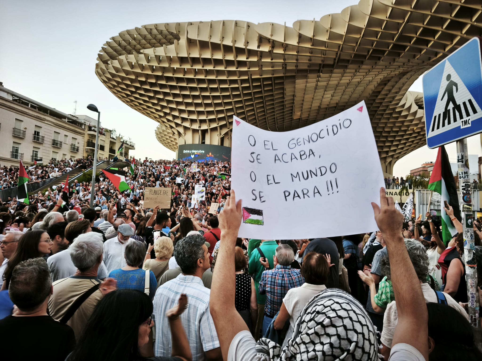 Las Setas, a rebosar en defensa de Palestina este jueves. Las Setas, a rebosar en defensa de Palestina este jueves.