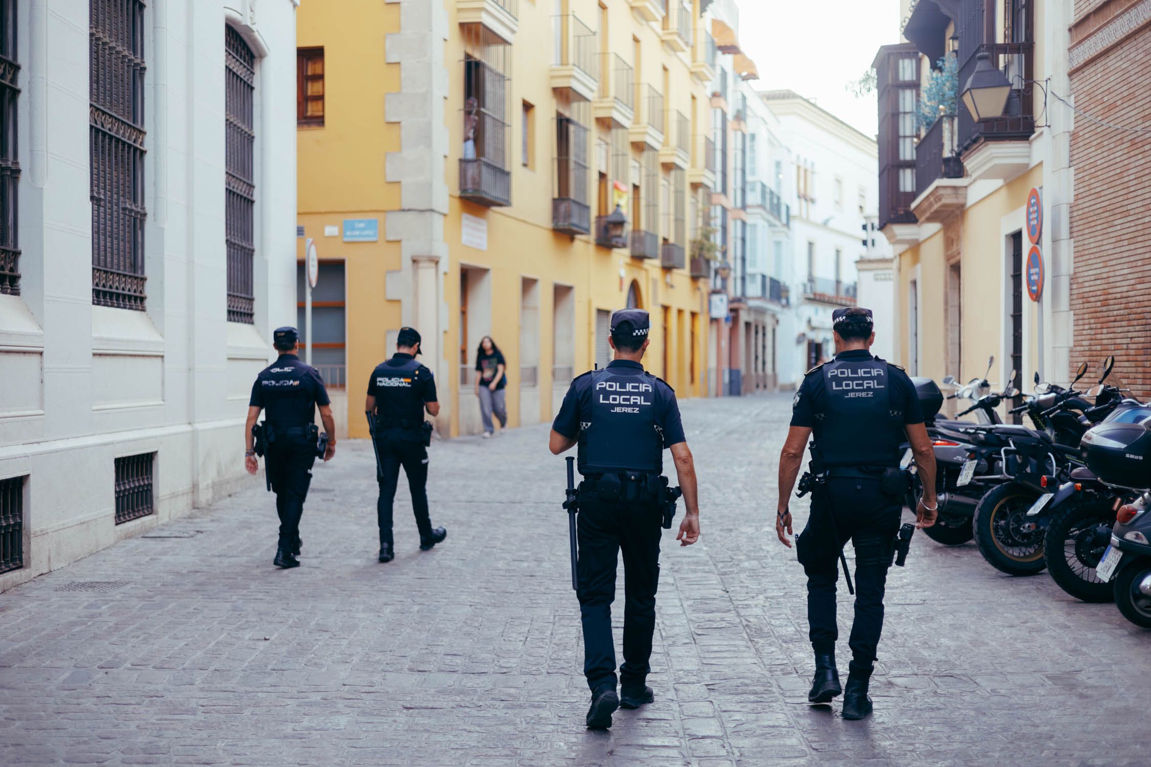 Agentes de Policía Local de Jerez por el centro de la ciudad.