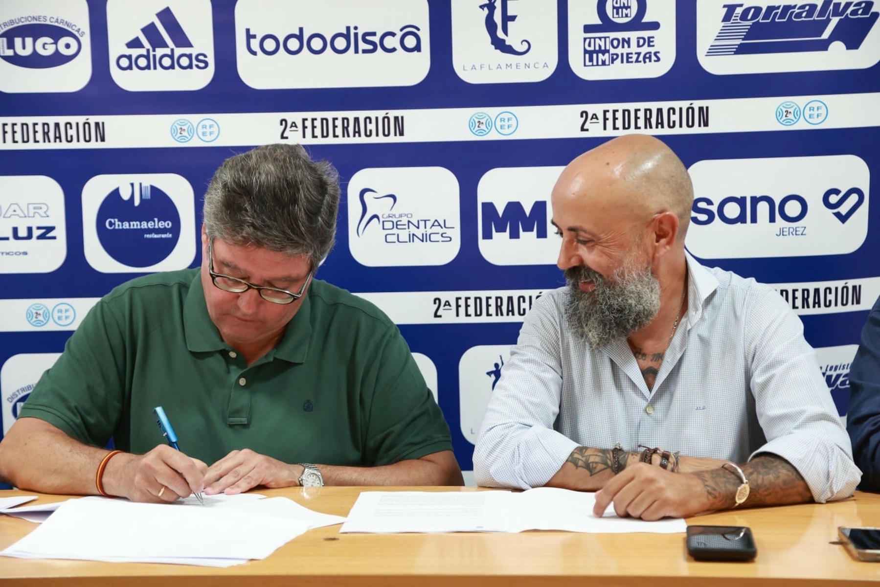 José Ángel Aparicio y Juan Luis Gil, el día que firmaron el convenio de colaboración.