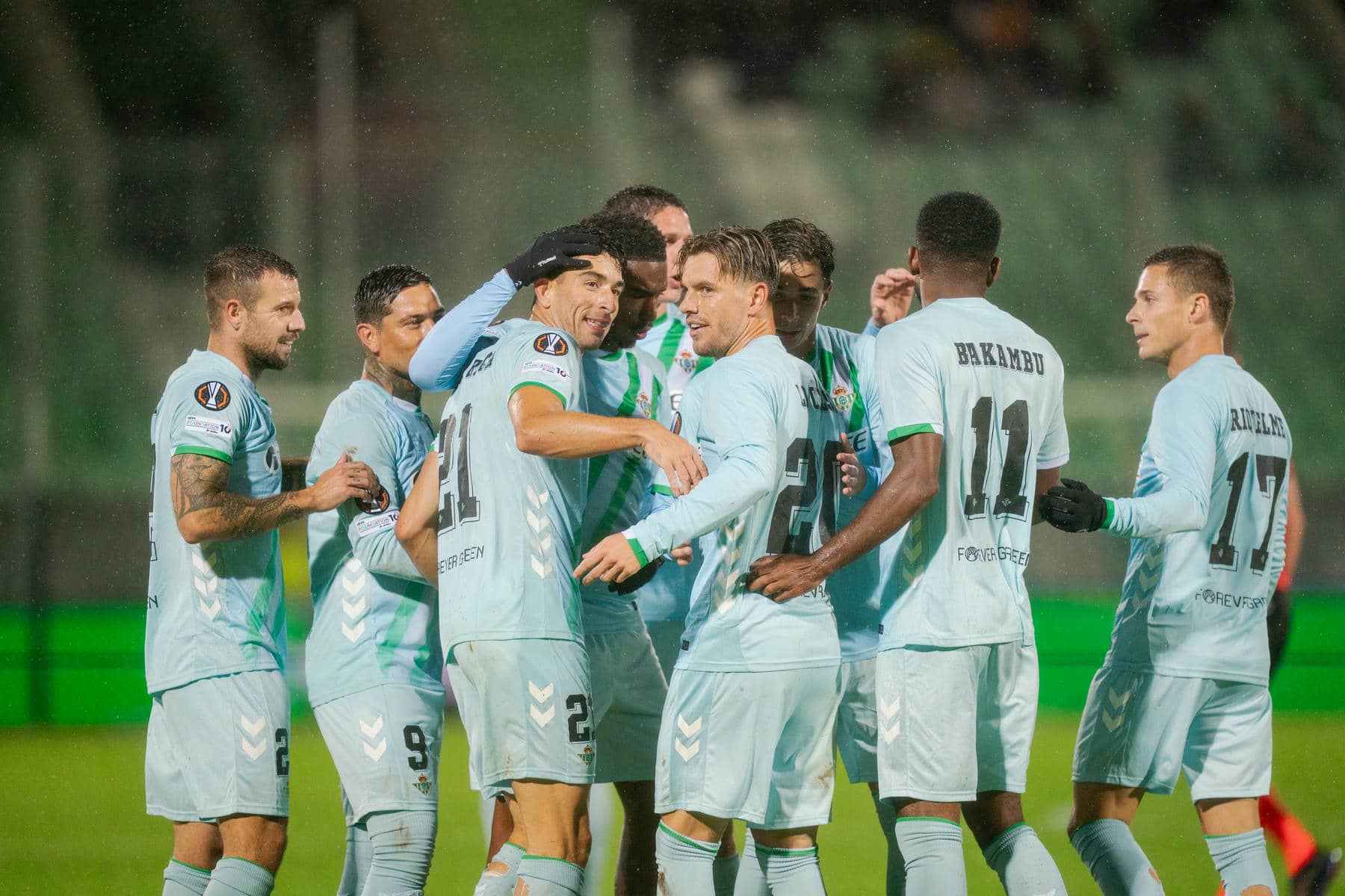 Los jugadores del Real Betis celebran el tanto en propia puerta de Son.  FOTO: REAL BETIS