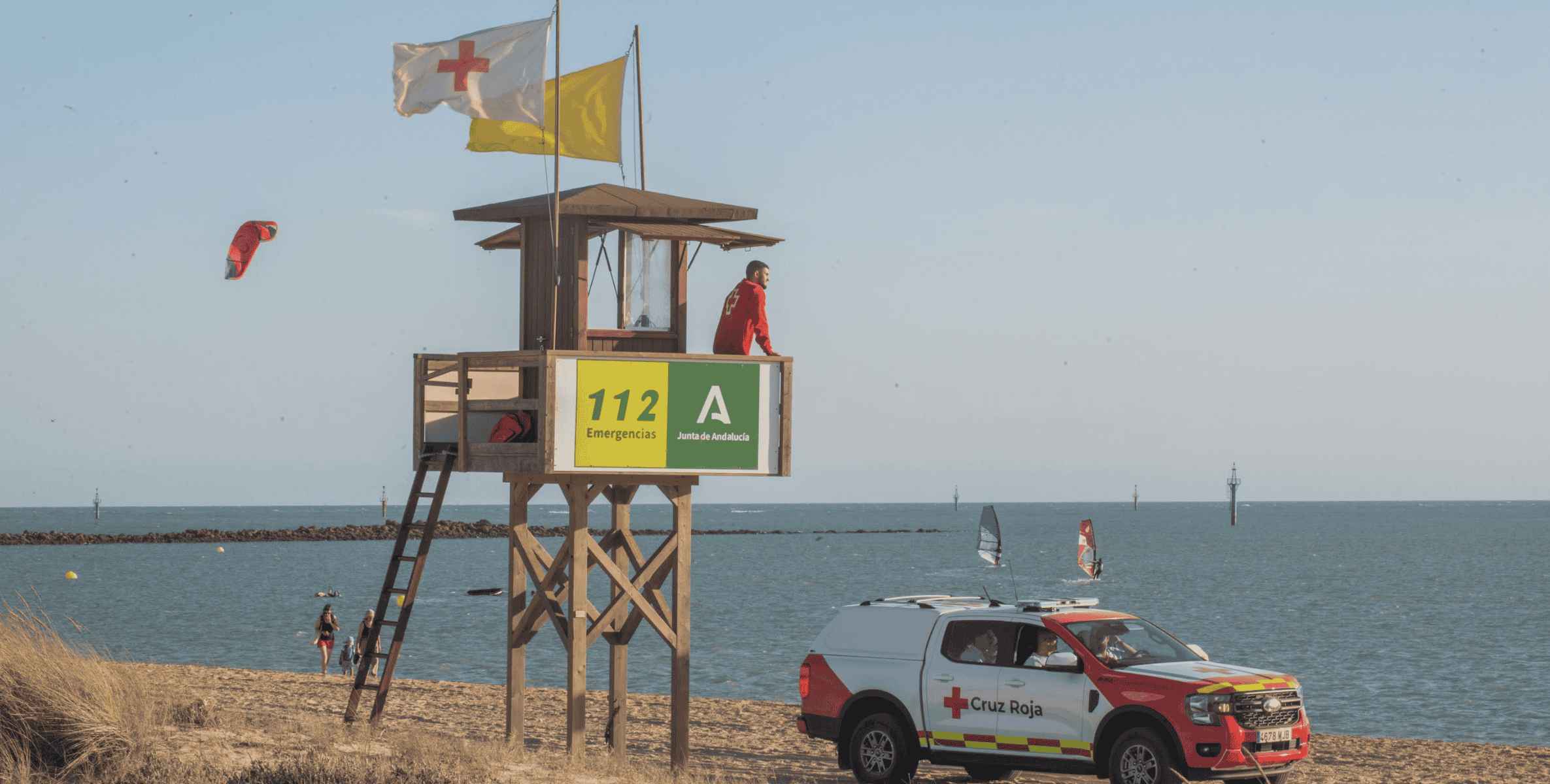 Socorristas de Cruz Roja.