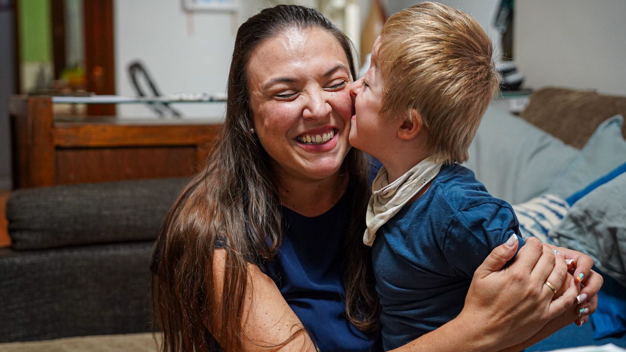 Myriam junto a su hijo, quien ha pasado 44 veces por quirófano en siete años. Las mutuas son un obstáculo para la CUME.