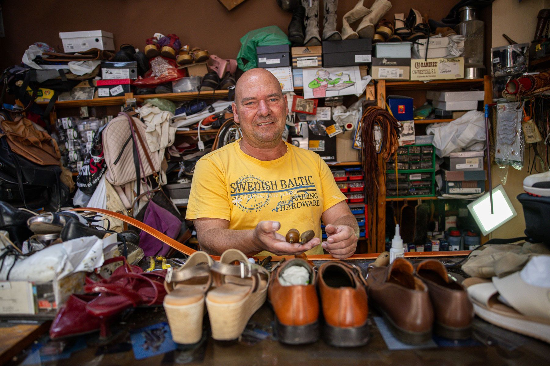 Félix Delgado, El Botana, zapatero en el centro de Puerto Real.
