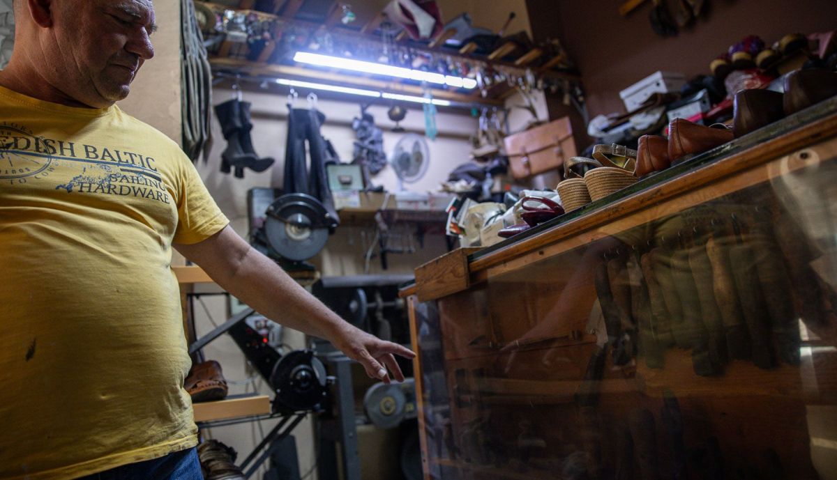 El puertorrealeño muestra las herramientas antiguas.