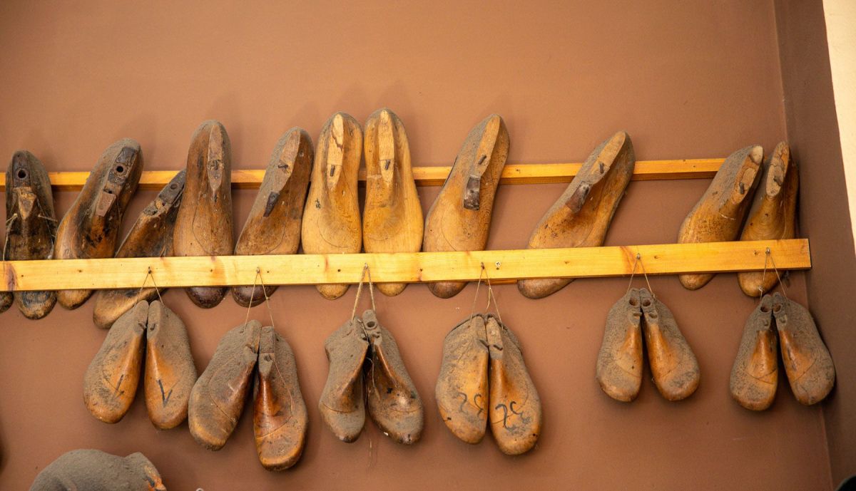 Detalle de zapatos antiguos en el taller.