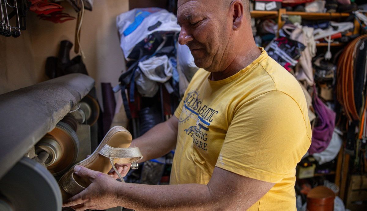 Así es el trabajo de Félix, tercera generación de una familia de zapateros.