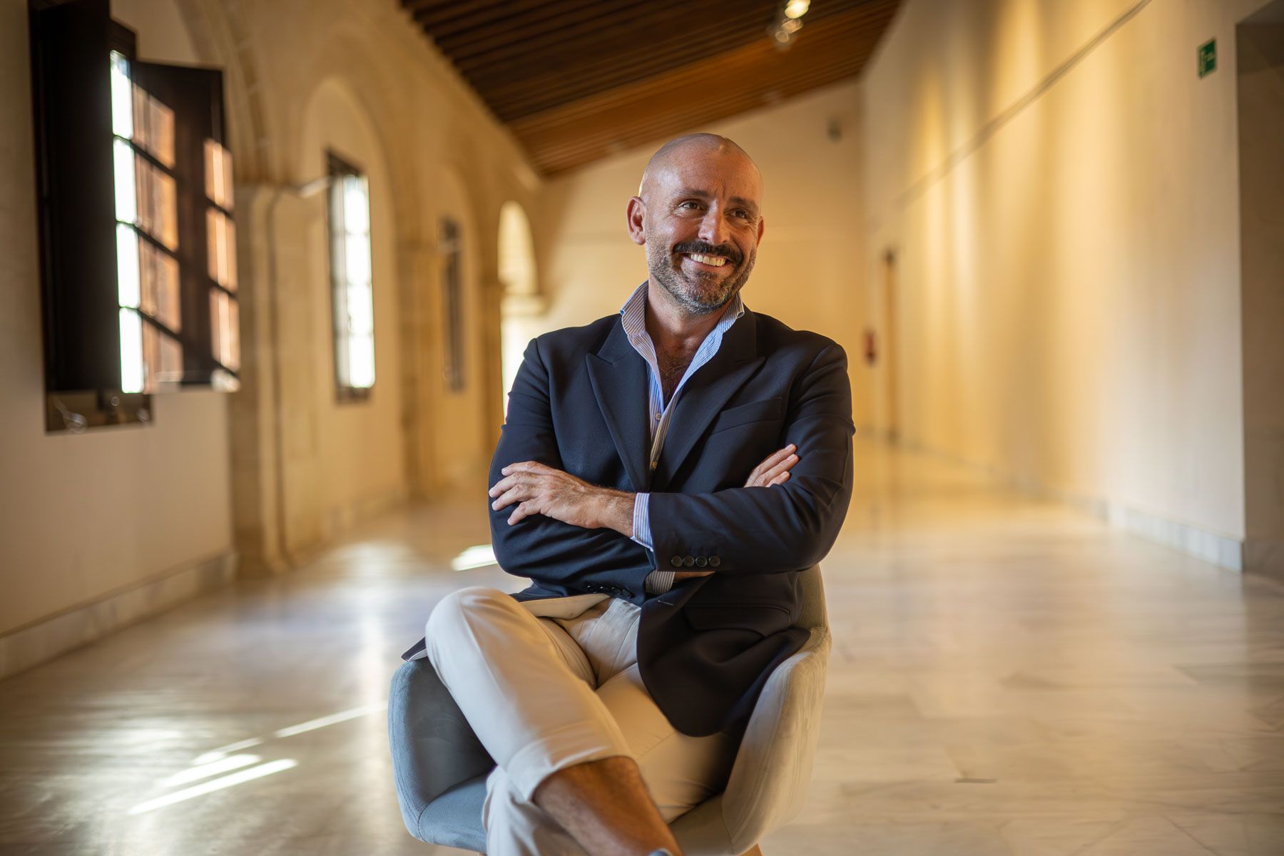 Jaime de los Santos retratado en la planta alta de los Claustros de Santo Domingo, tras la entrevista con lavozdelsur.es en días pasados.