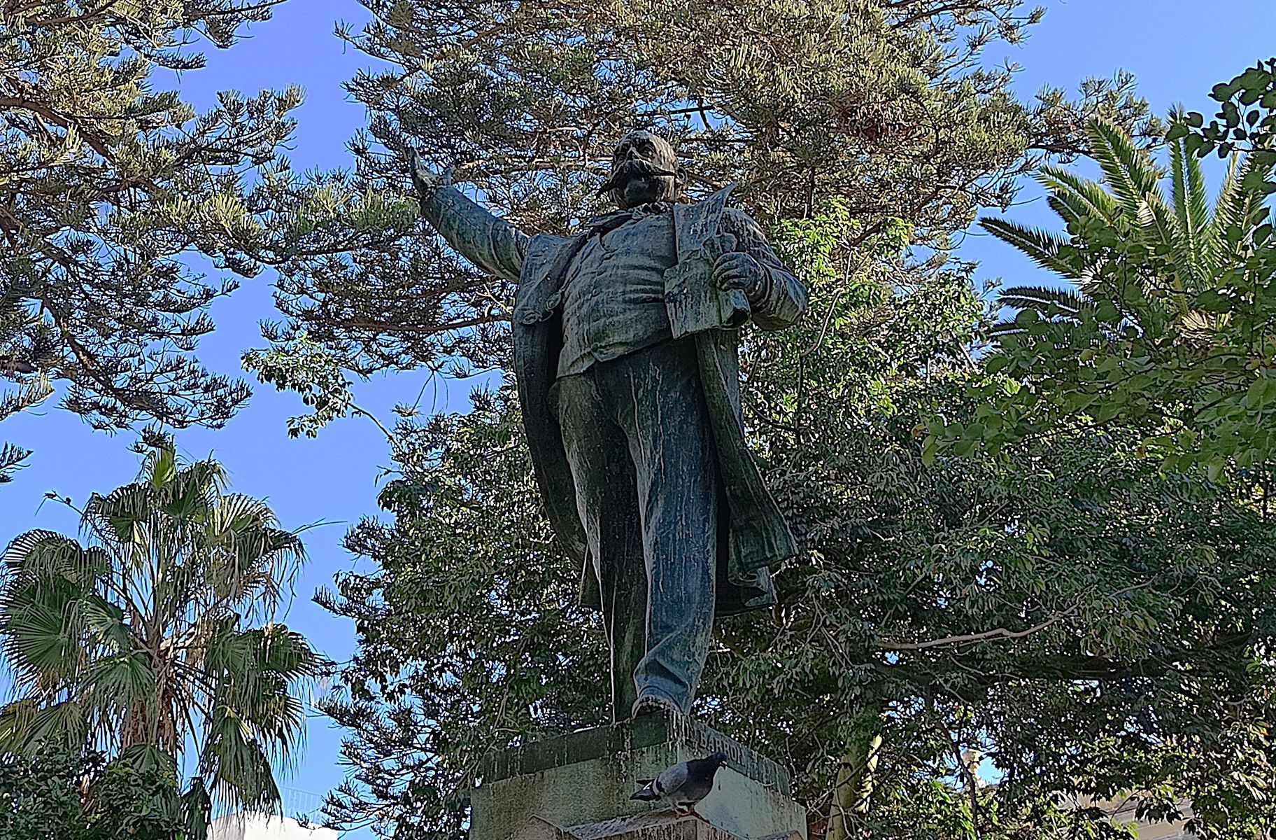Vista general del monumento a Don Emilio Castelar.