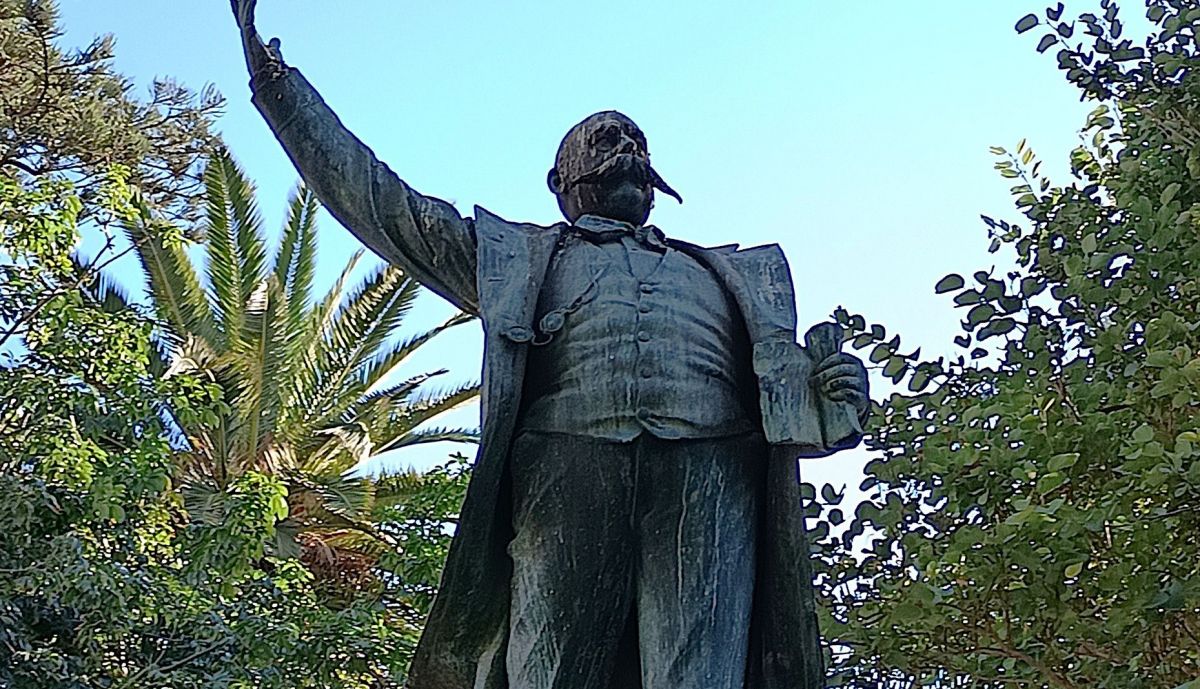 Vista frontal del monumento.