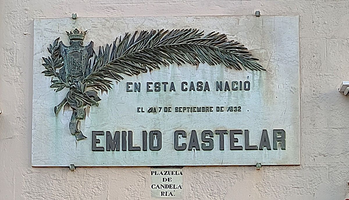3 Placa homenaje a Emilio Castelar, en la fachada de su casa natal IMG 20251002 180614