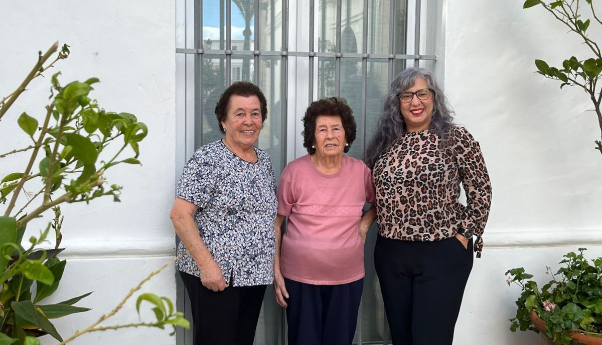 Angie junto a su madre Rafaela y a su tía Luisa, en la Calle Luís Vázquez, delante de la casa donde nacieron todos los hermanos. Era una casa de vecinos, dónde sus abuelos tenían sus habitaciones. Hoy en día, el alojamiento “7 Escalones”