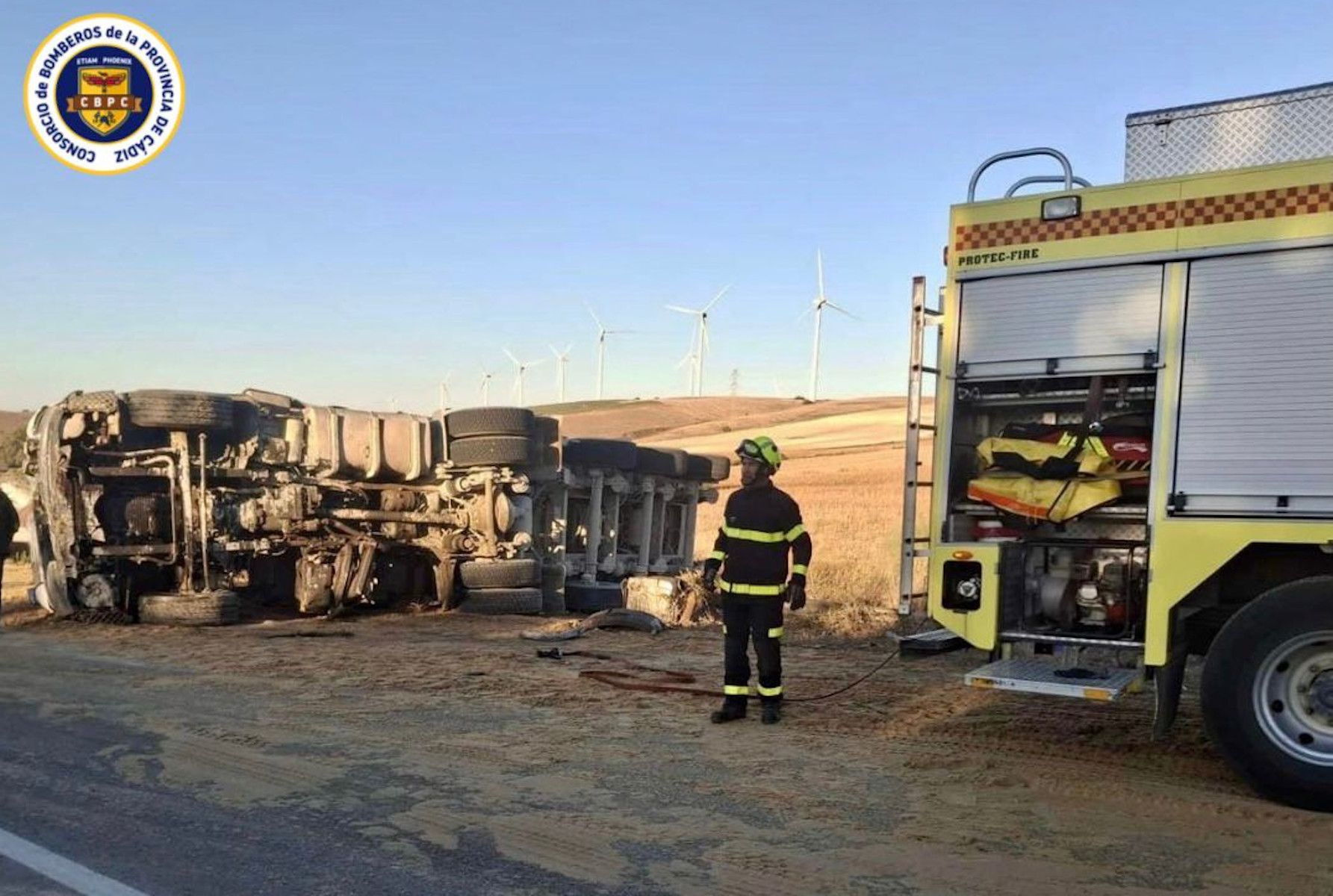 Accidente de camión en Paterna de Rivera. Accidente de camión en Paterna de Rivera.