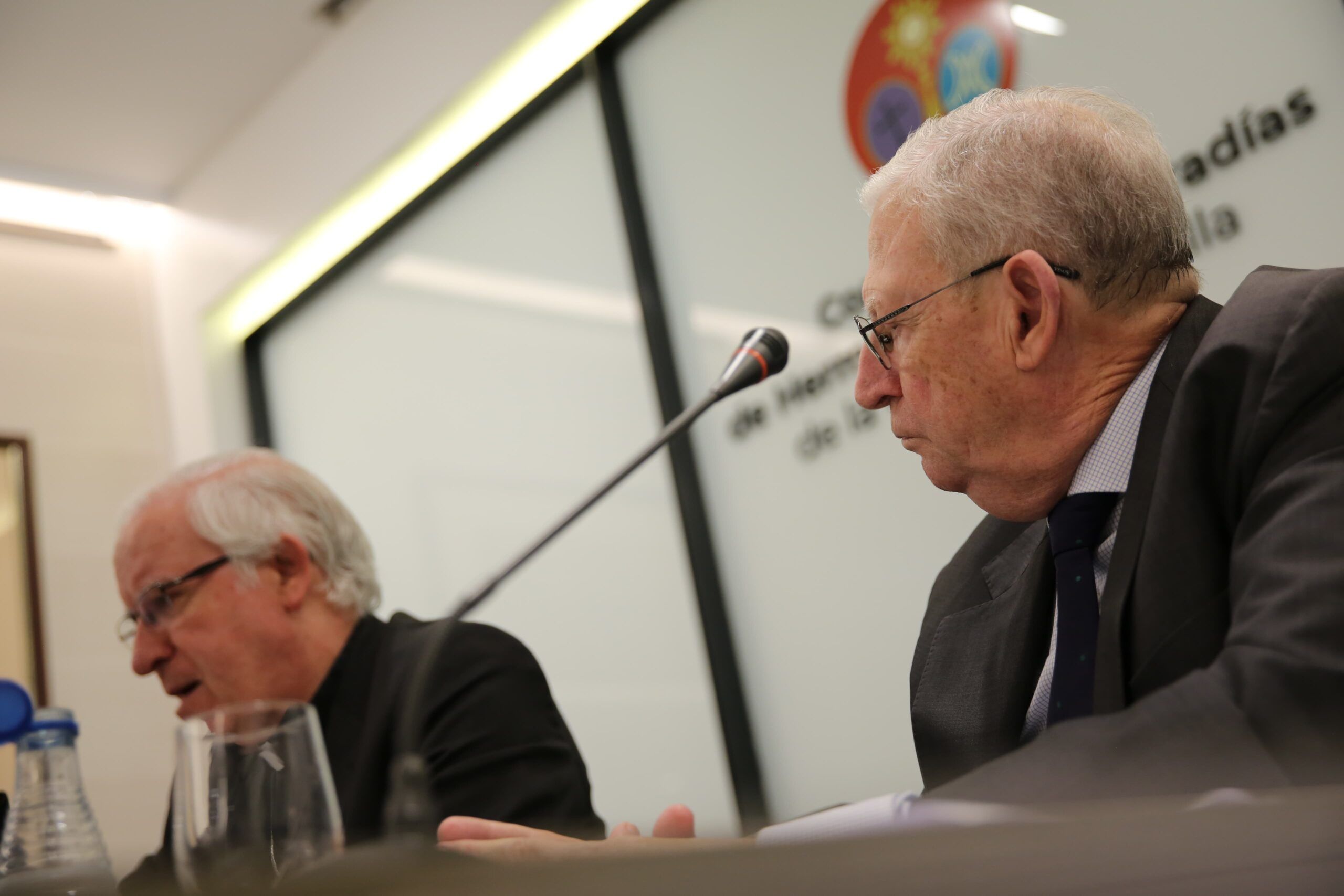 El arzobispo junto al presidente del Consejo durante la conferencia de apertura del curso cofrade.