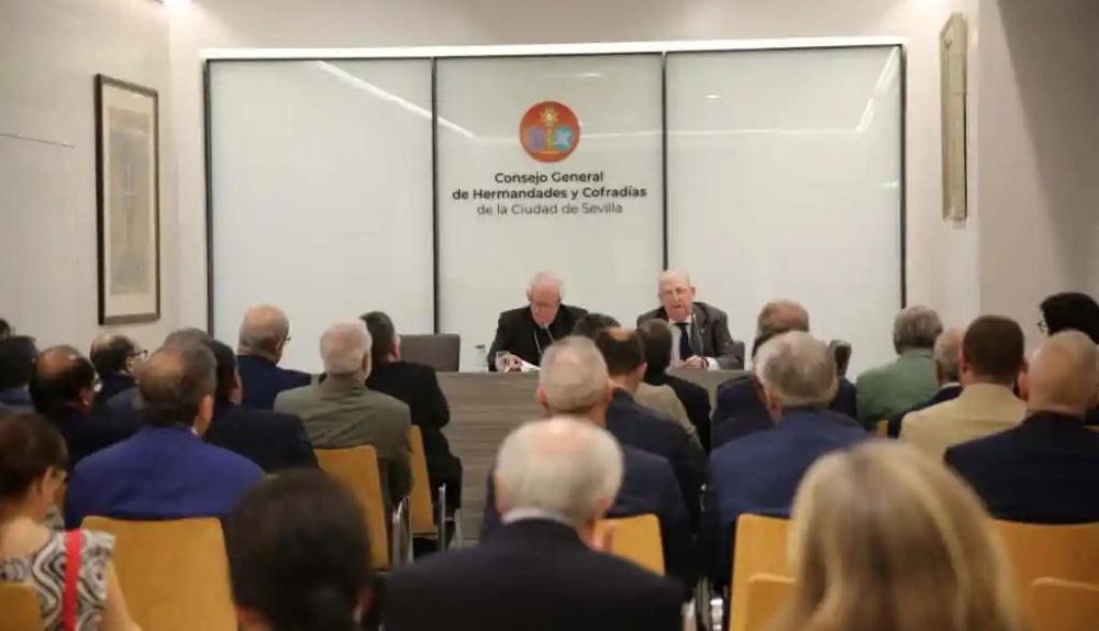 Asistentes a la conferencia del arzobispo.