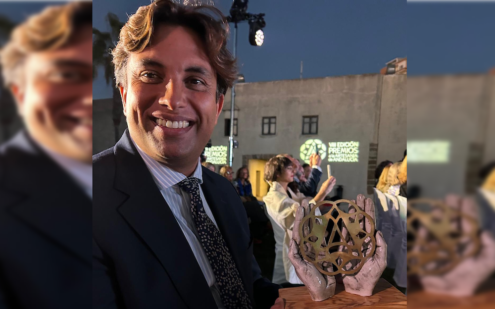 Balcris con su Premio a la Artesanía de Andalucía.