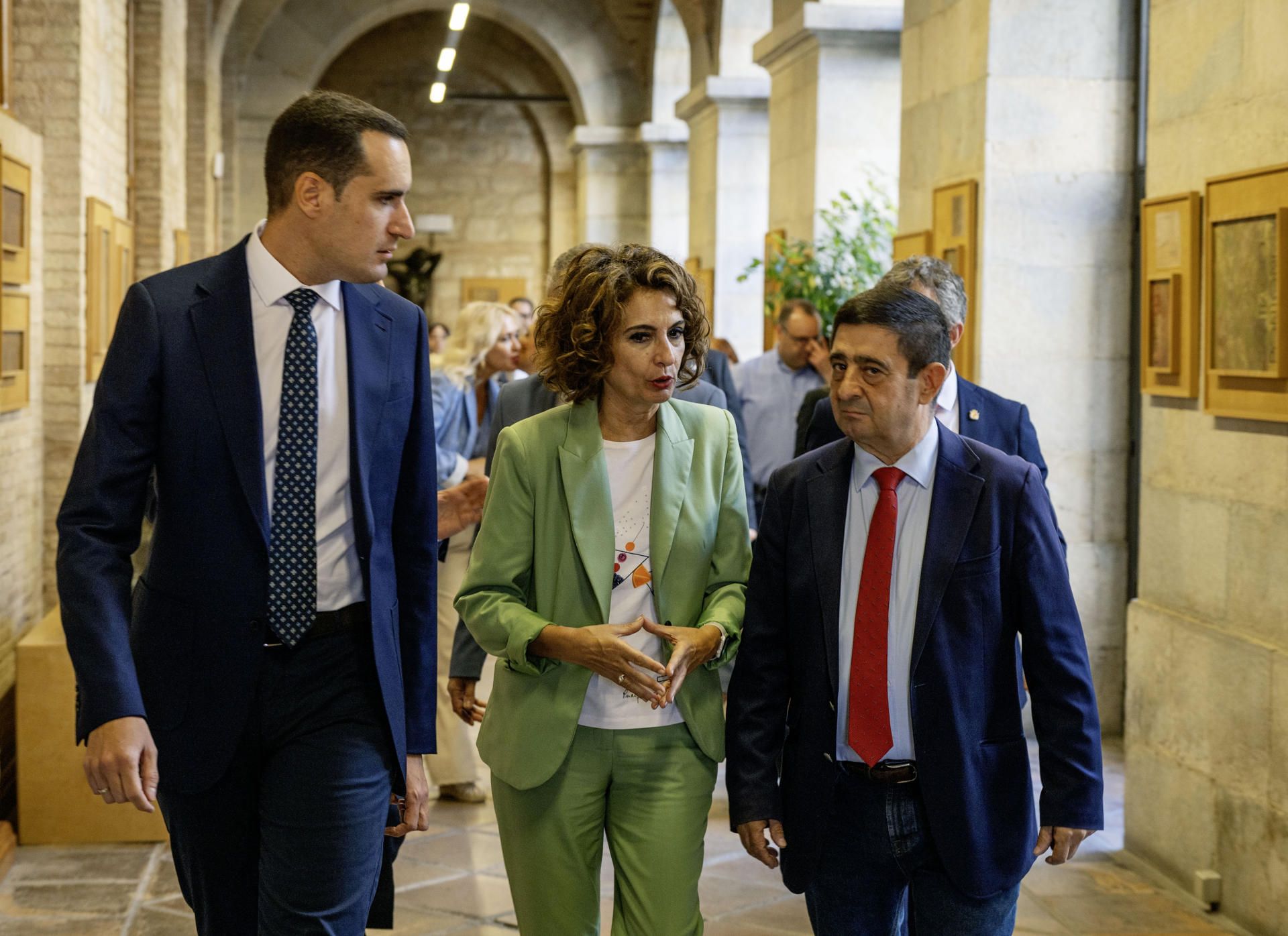 La vicepresidenta primera del Gobierno y ministra de Hacienda, María Jesús Montero, acompañada por el secretario provincial del PSOE en la provincia de Jaén, Juan Latorre (i), y del presidente de la Diputación, Francisco Reyes, a su llegada este viernes a Jaén.