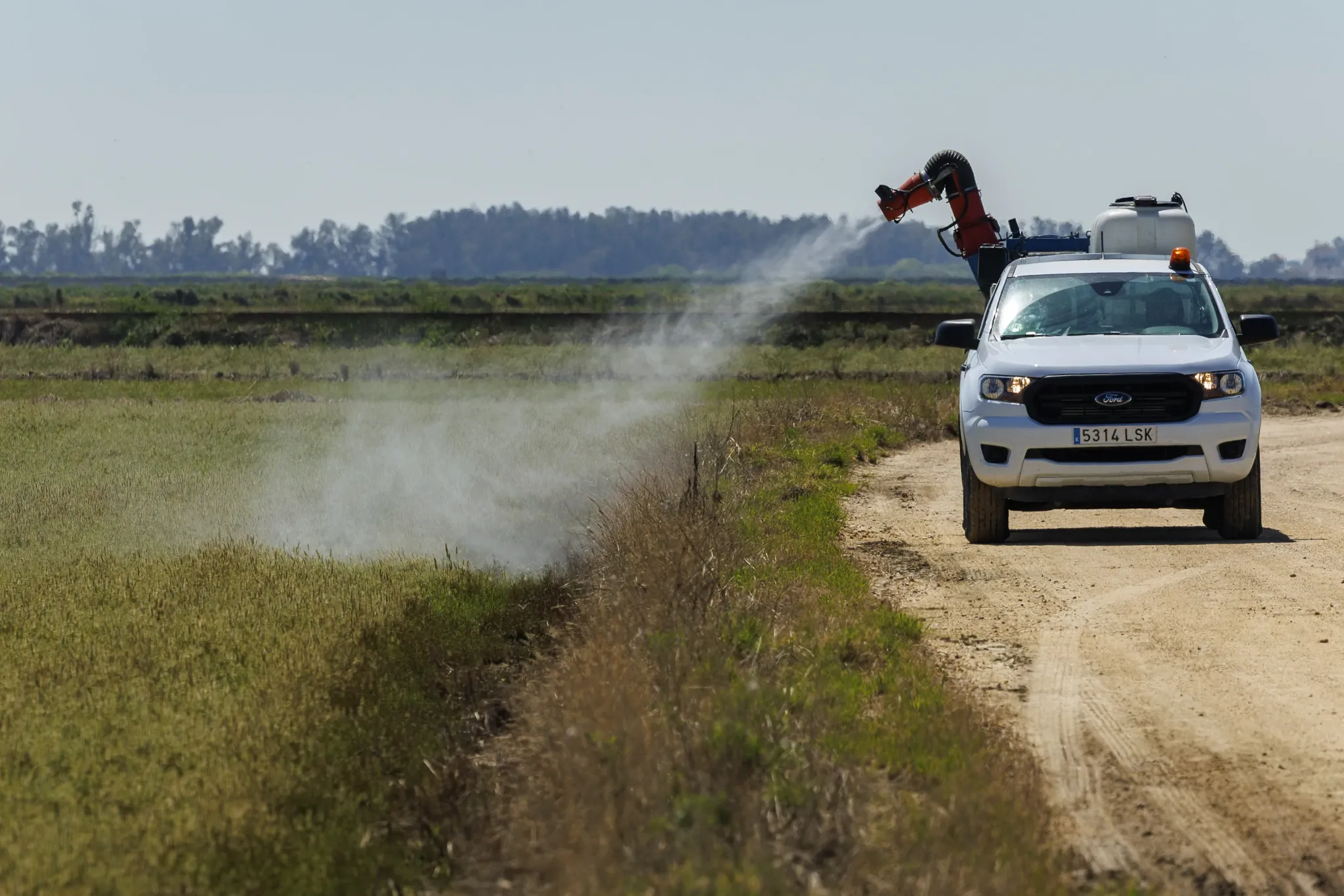 Trabajos de fumigación contra el virus del Nilo en Andalucía.