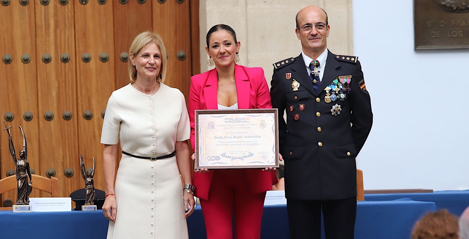 María del Mar Carrasco, directora de la radio y televisión municipal, ha recogido el galardón en el Día de la Policía por la labor de Onda Jerez, en presencia de la alcaldesa y del comisario de Jerez.