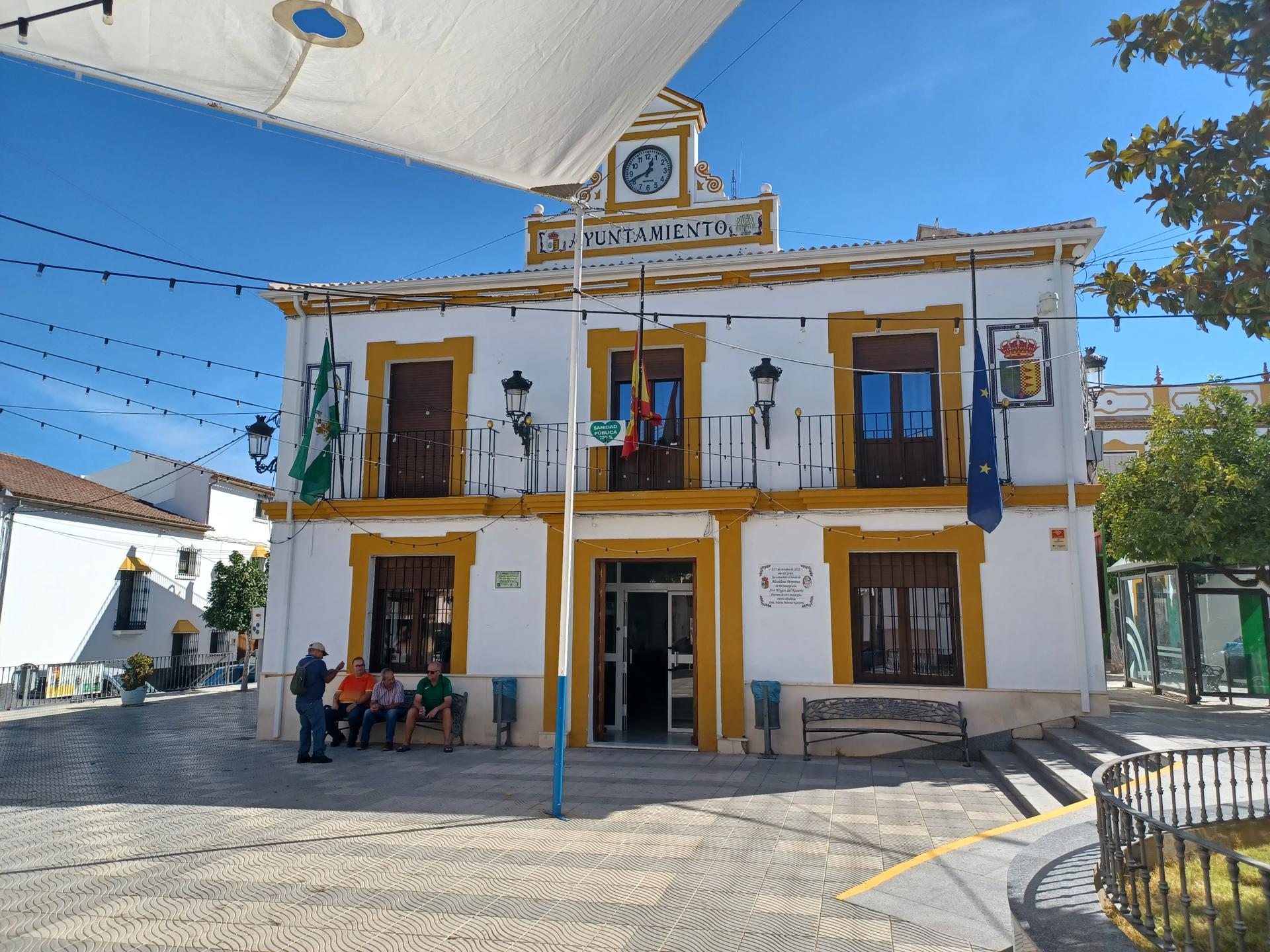 Banderas a media asta, este mediodía, en El Saucejo, impactado por el terrible accidente que acabó con la vida de José, de 13 años.