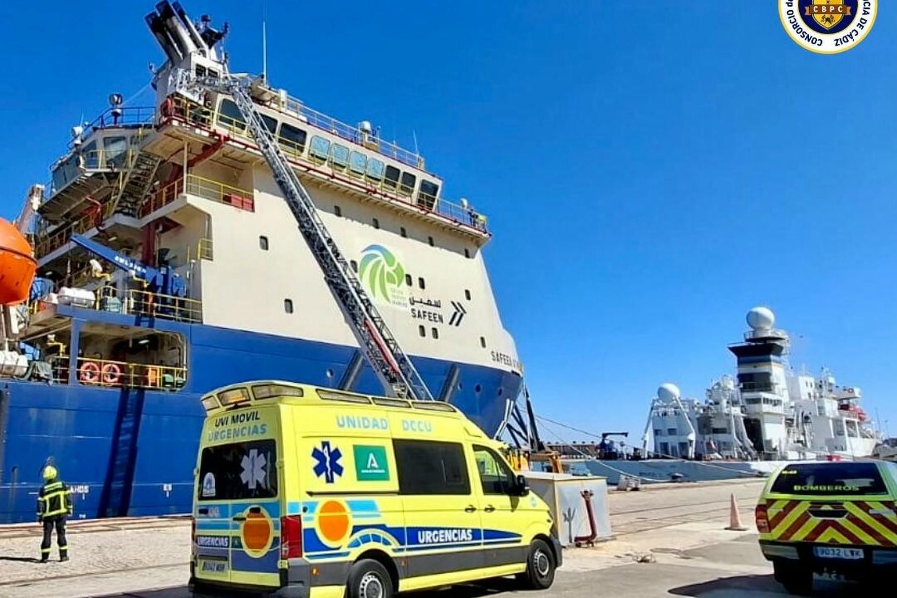 La ambulancia y los bomberos en el puerto de Cádiz. La ambulancia y los bomberos en el puerto de Cádiz.
