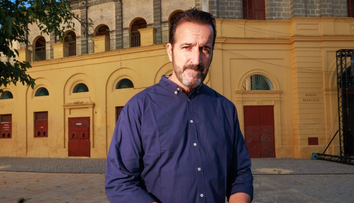 Carlos Aguilar, que reclama parte de la herencia de Juan Galán, frente a la plaza de toros de Jerez.