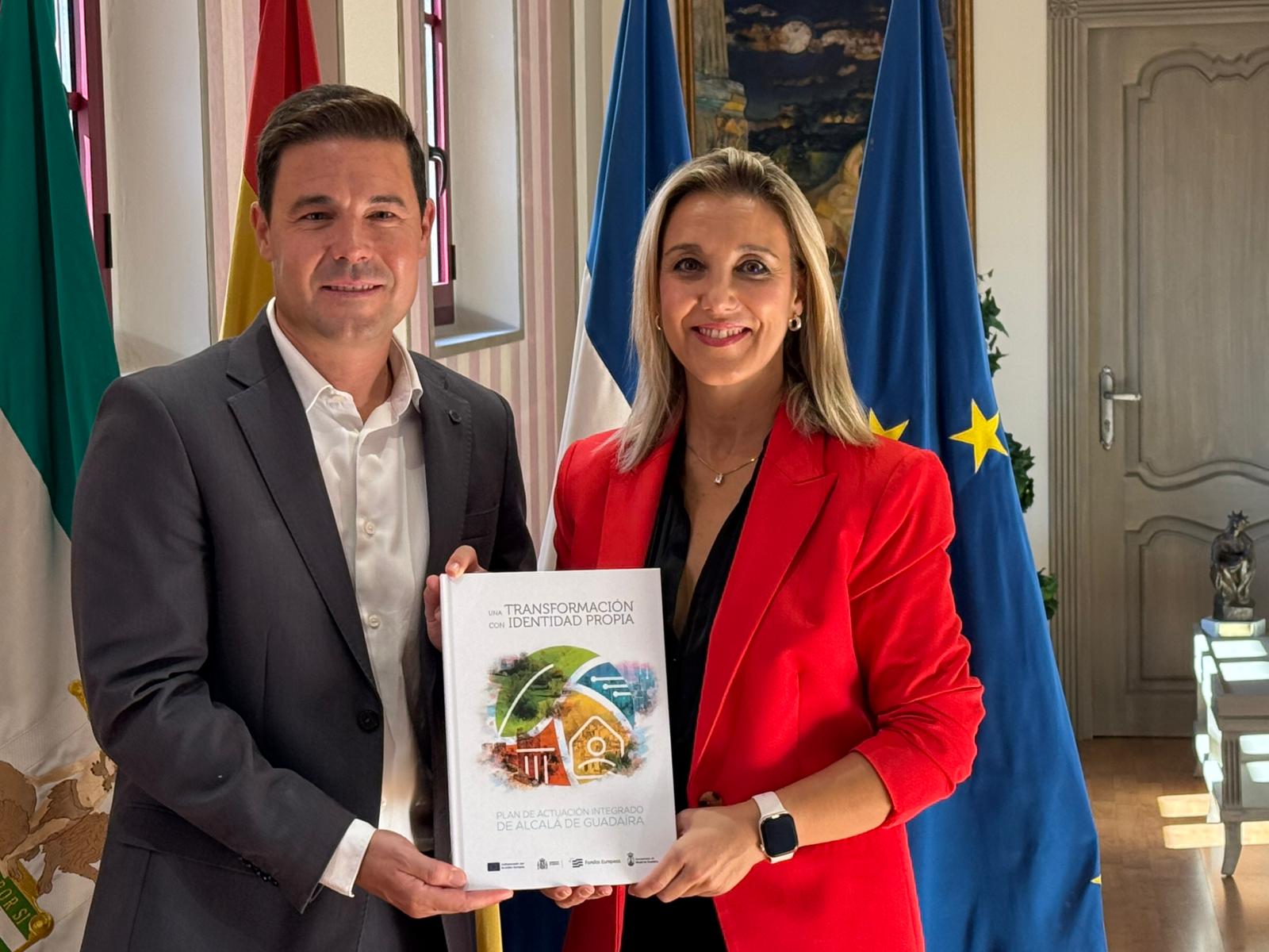 La alcaldesa y el responsable de Planificación Estratégica, Jesús Mora con el PAI de Alcalá.