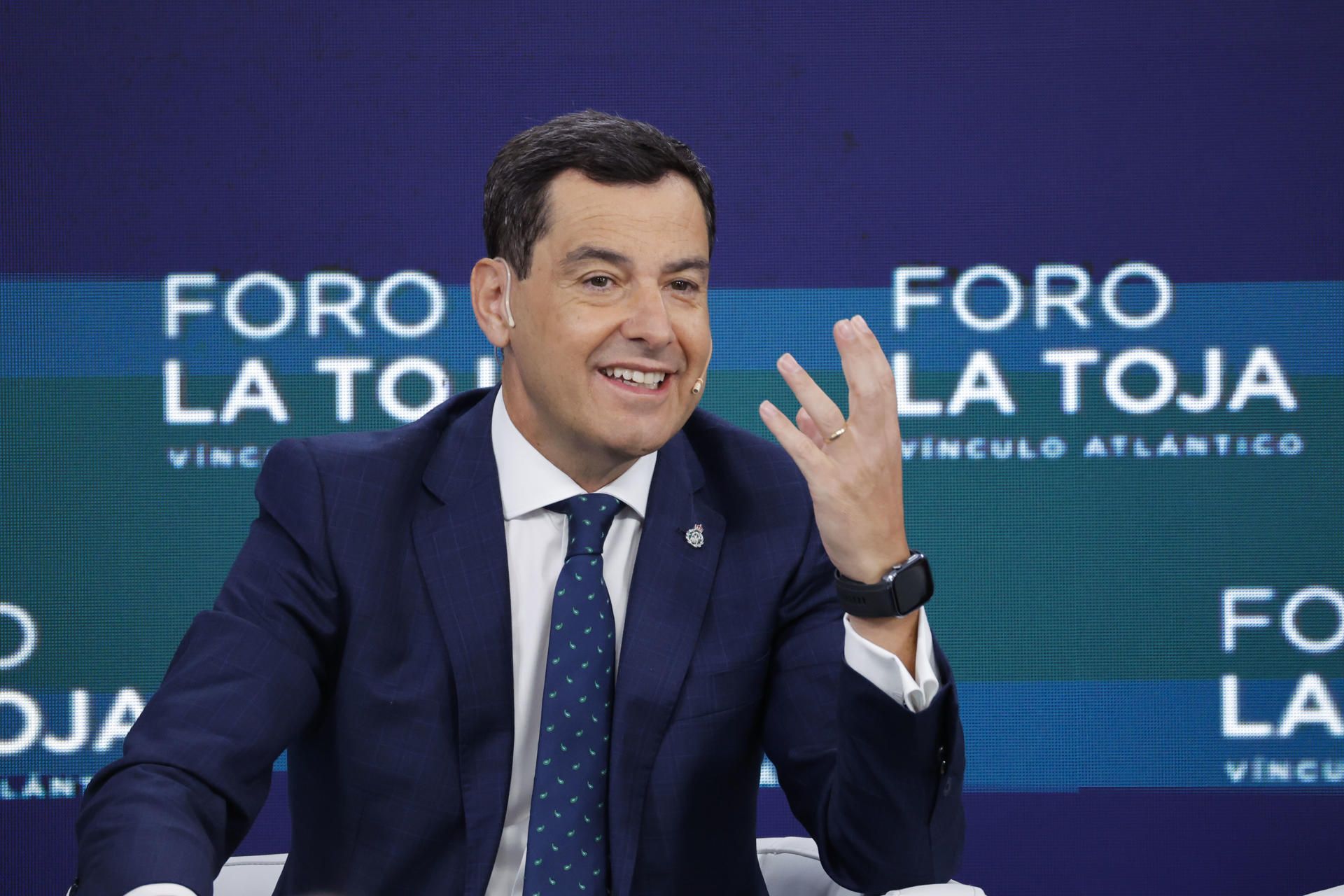 El presidente de la Junta, Juanma Moreno, en el Foro La Toja este viernes.